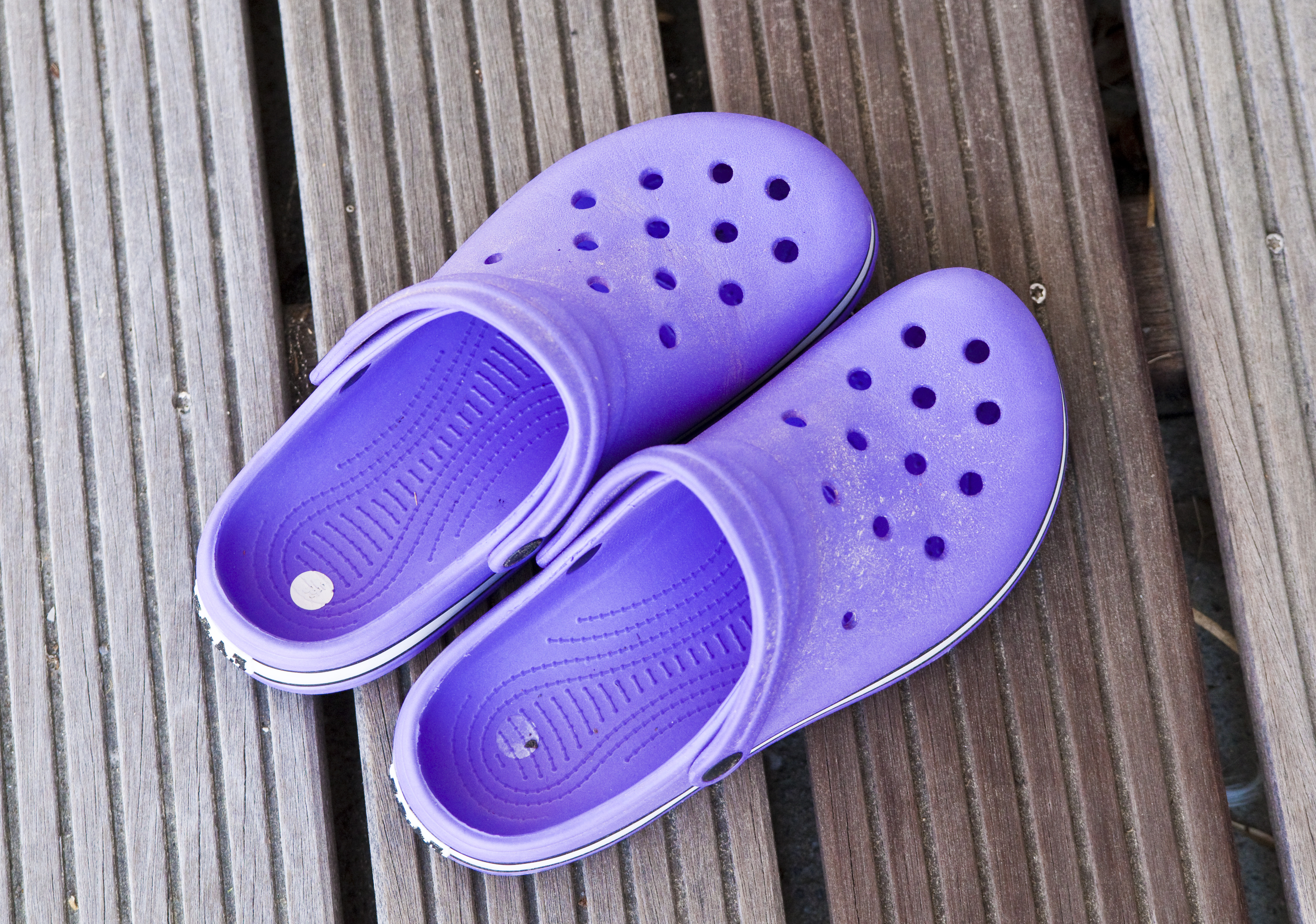 How to Paint a Pair of Crocs LEAFtv