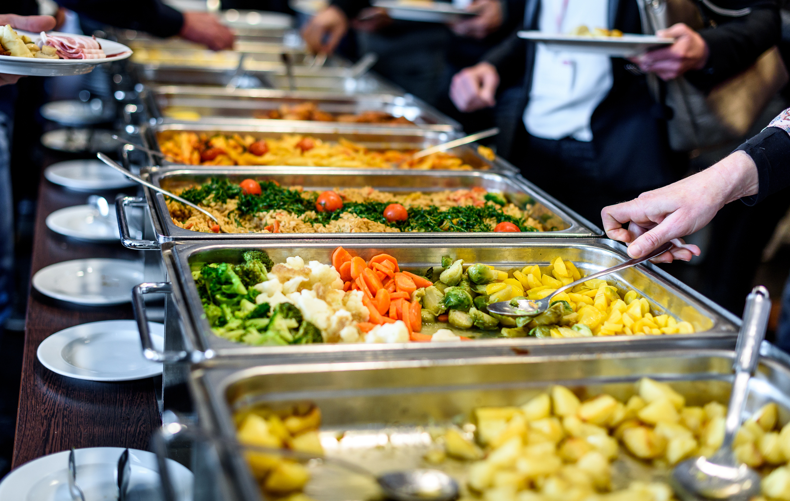 how much money does a caterer make in a year