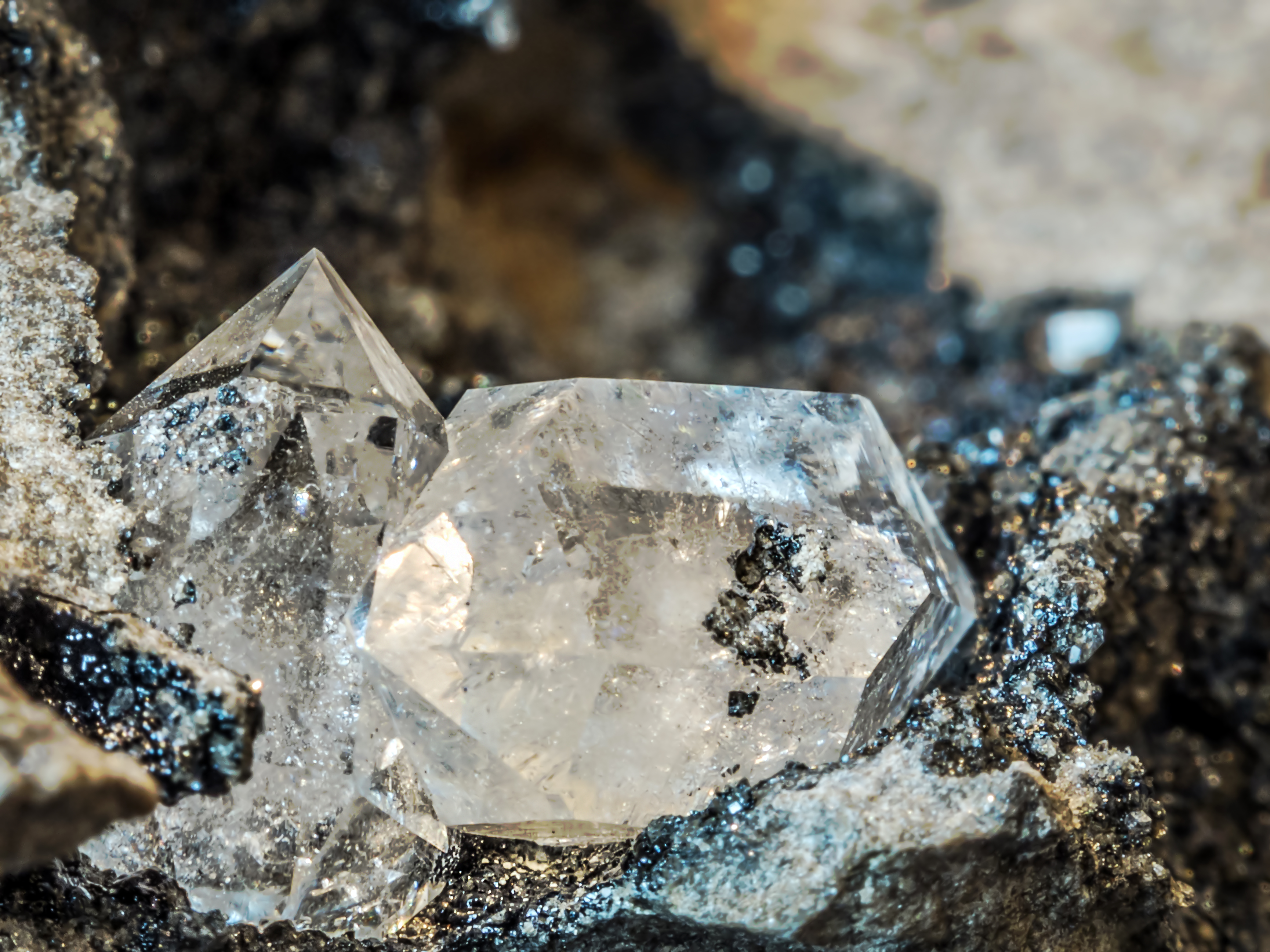 How To Identify A Rough, Raw & Uncut Diamond