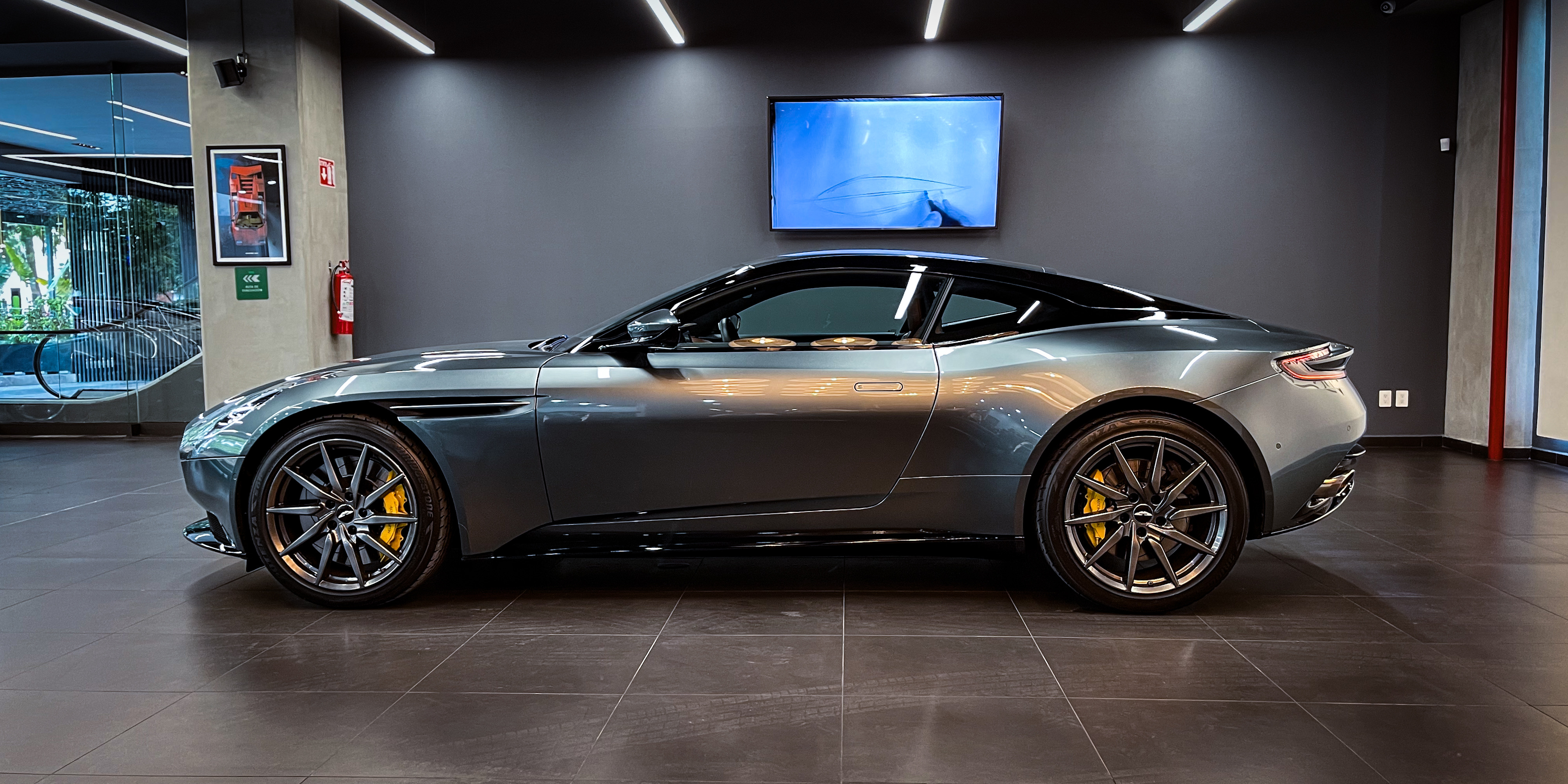 Aston Martin DB11 V8