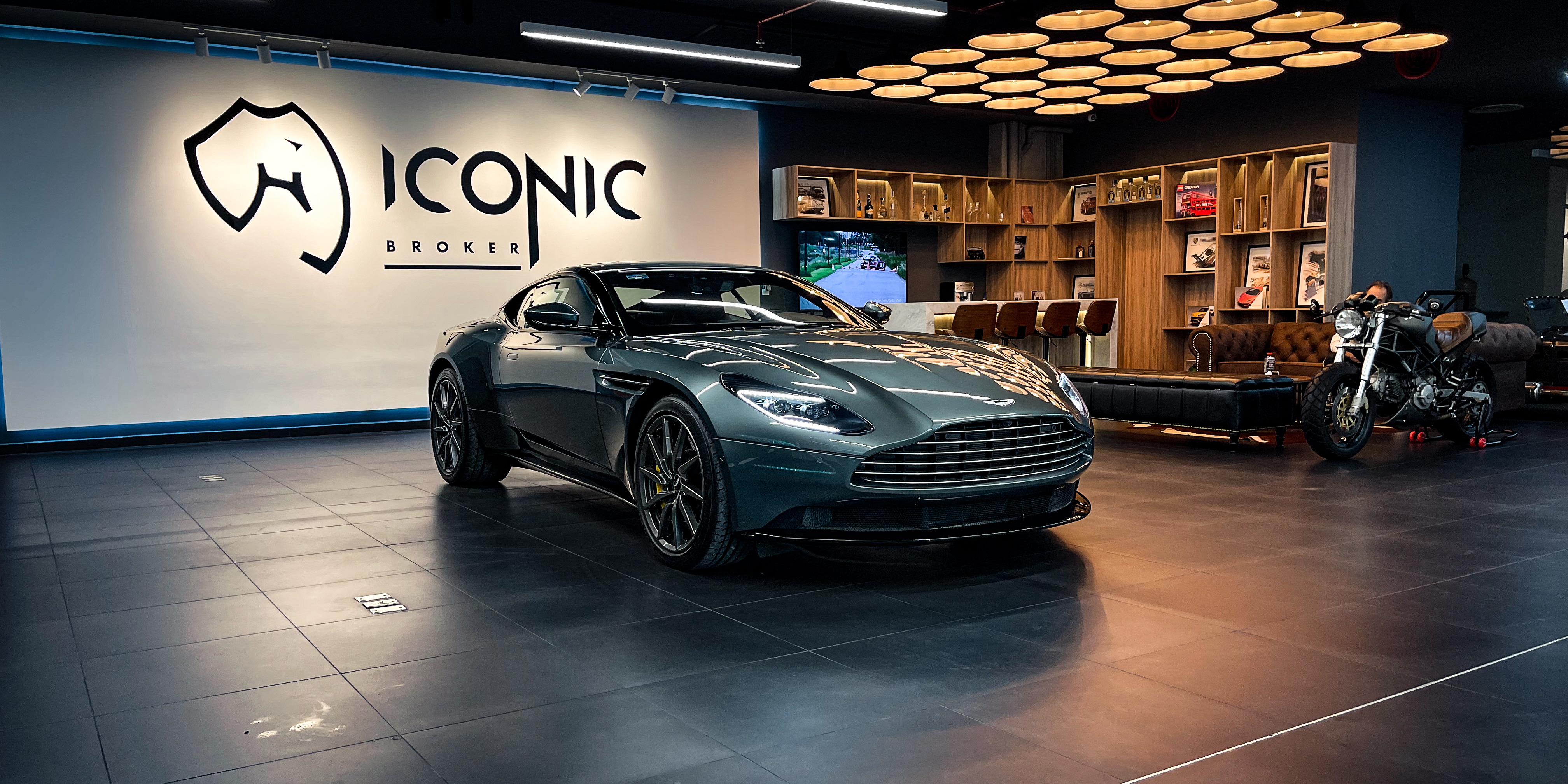 Aston Martin DB11 V8