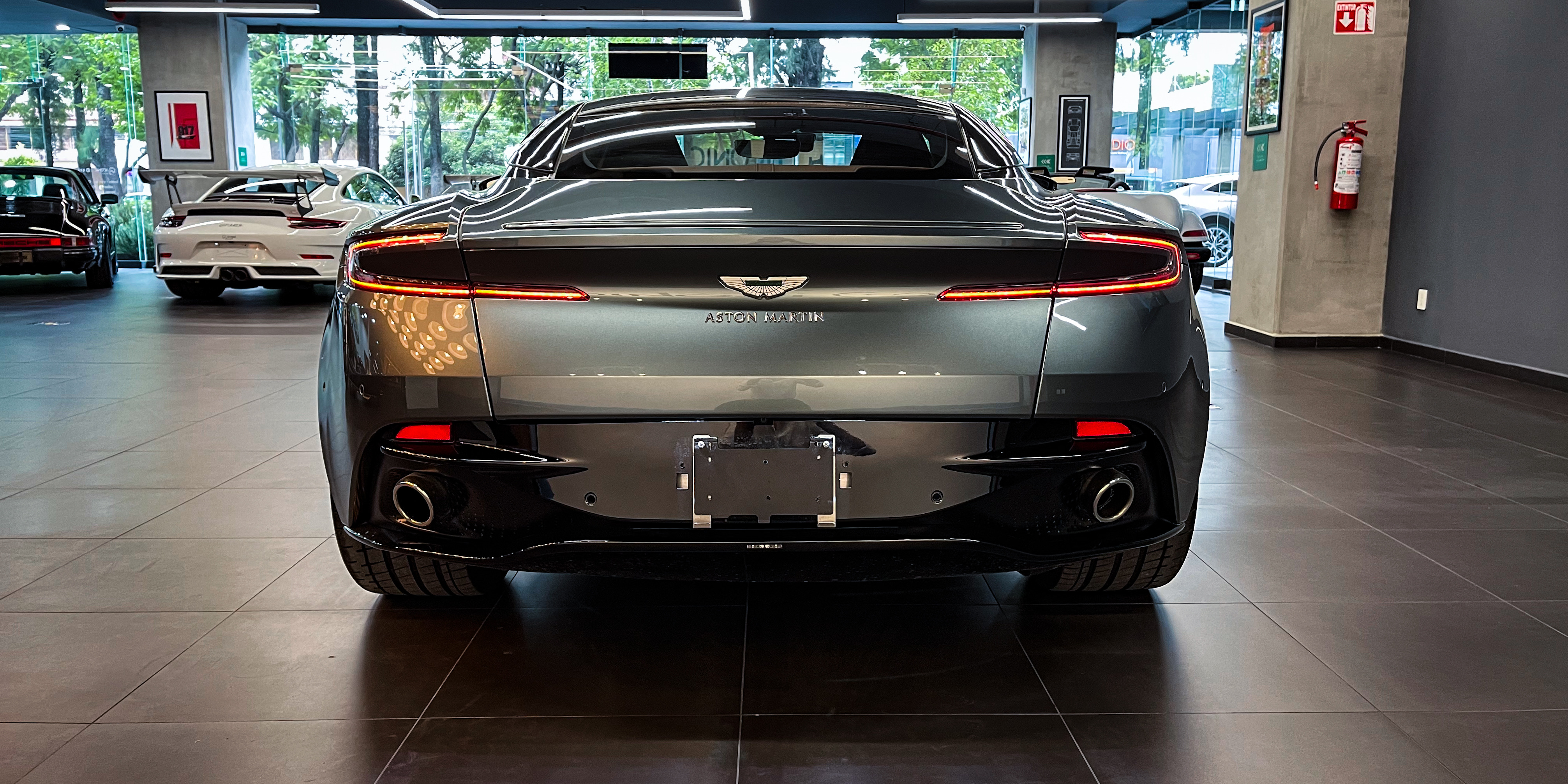 Aston Martin DB11 V8