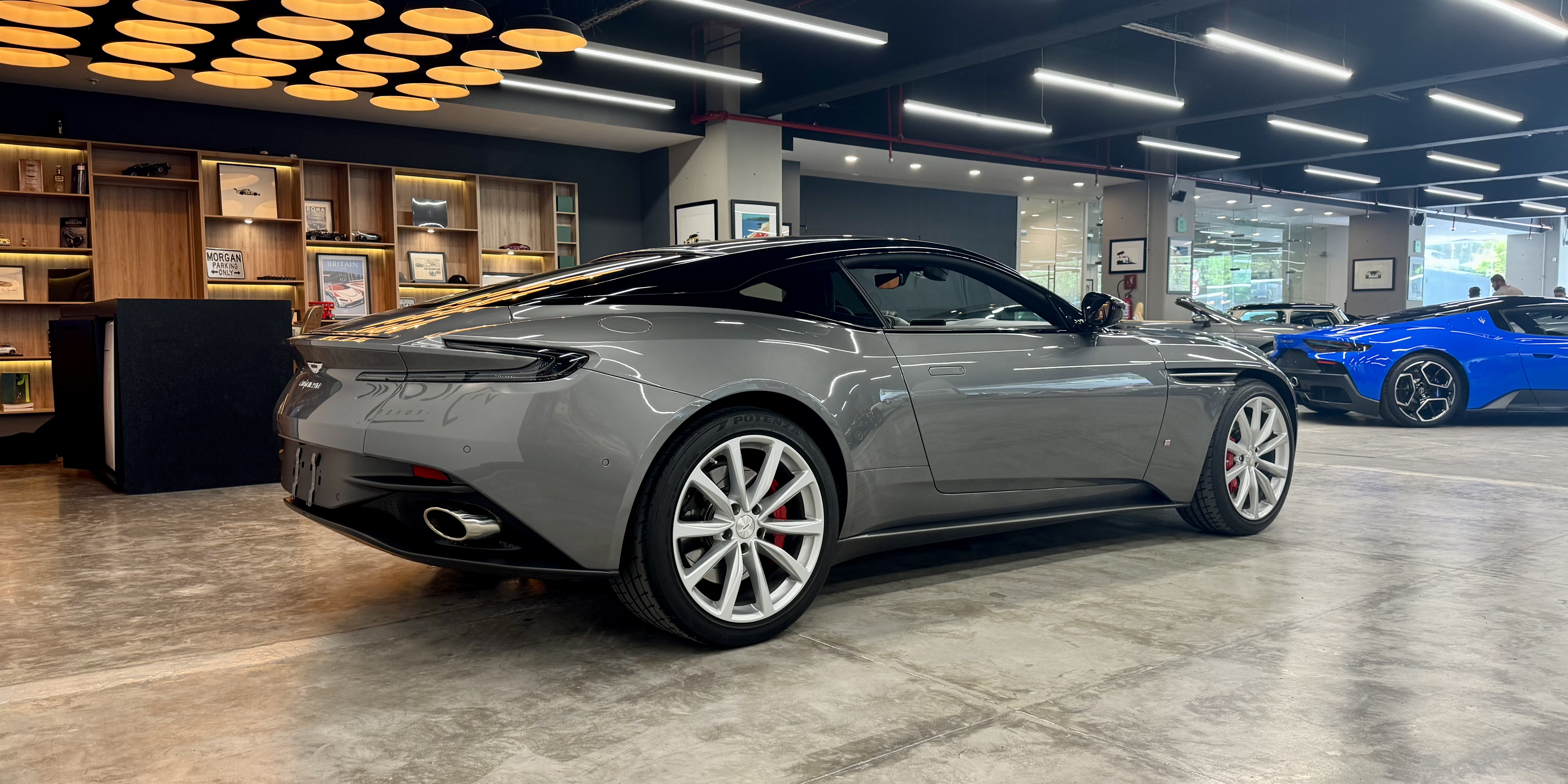 Aston Martin DB11 V8