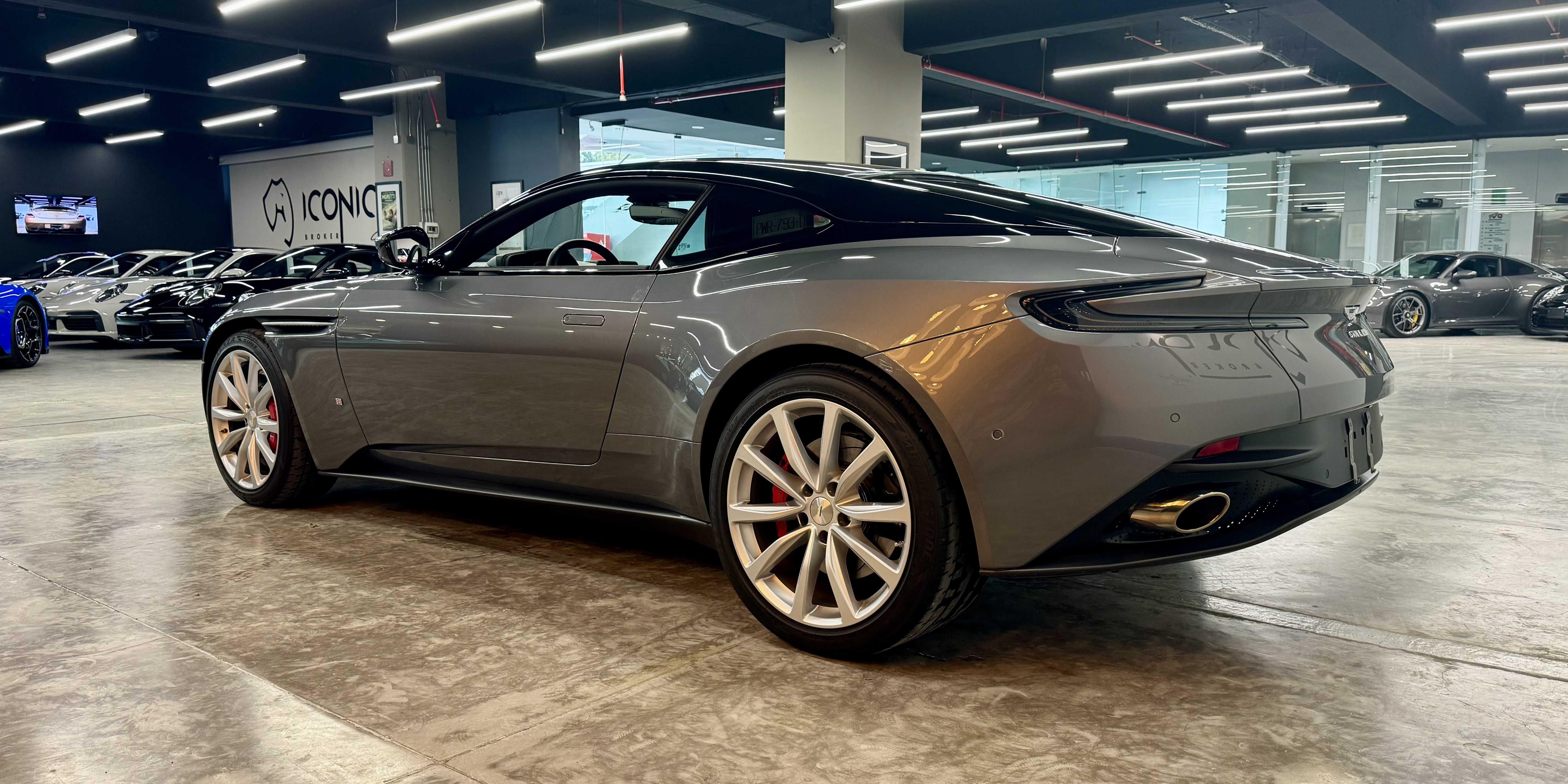 Aston Martin DB11 V8