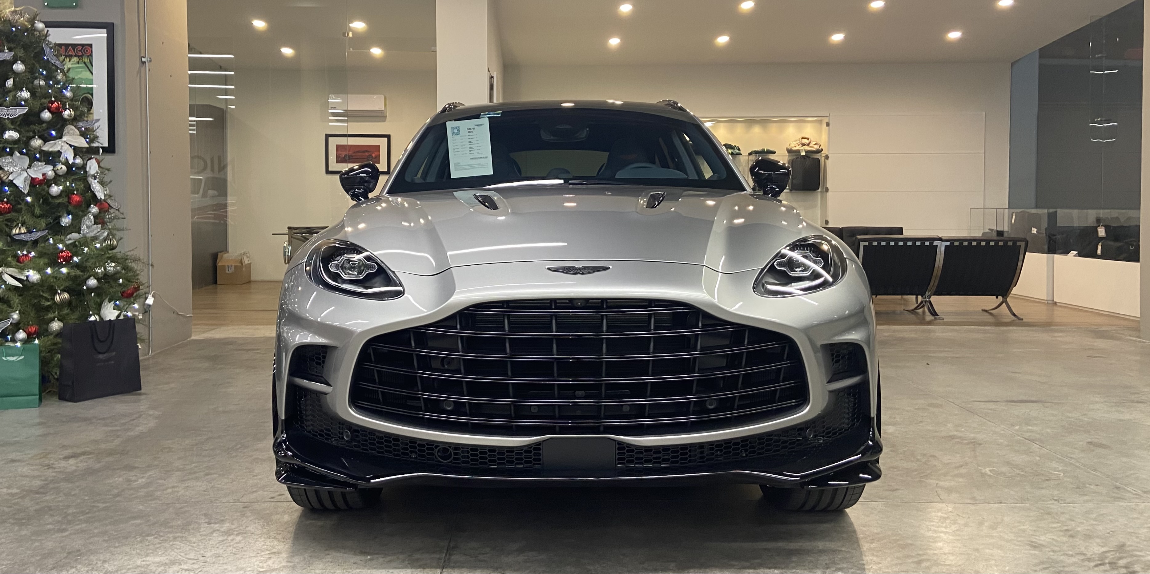 Aston Martin DBX707