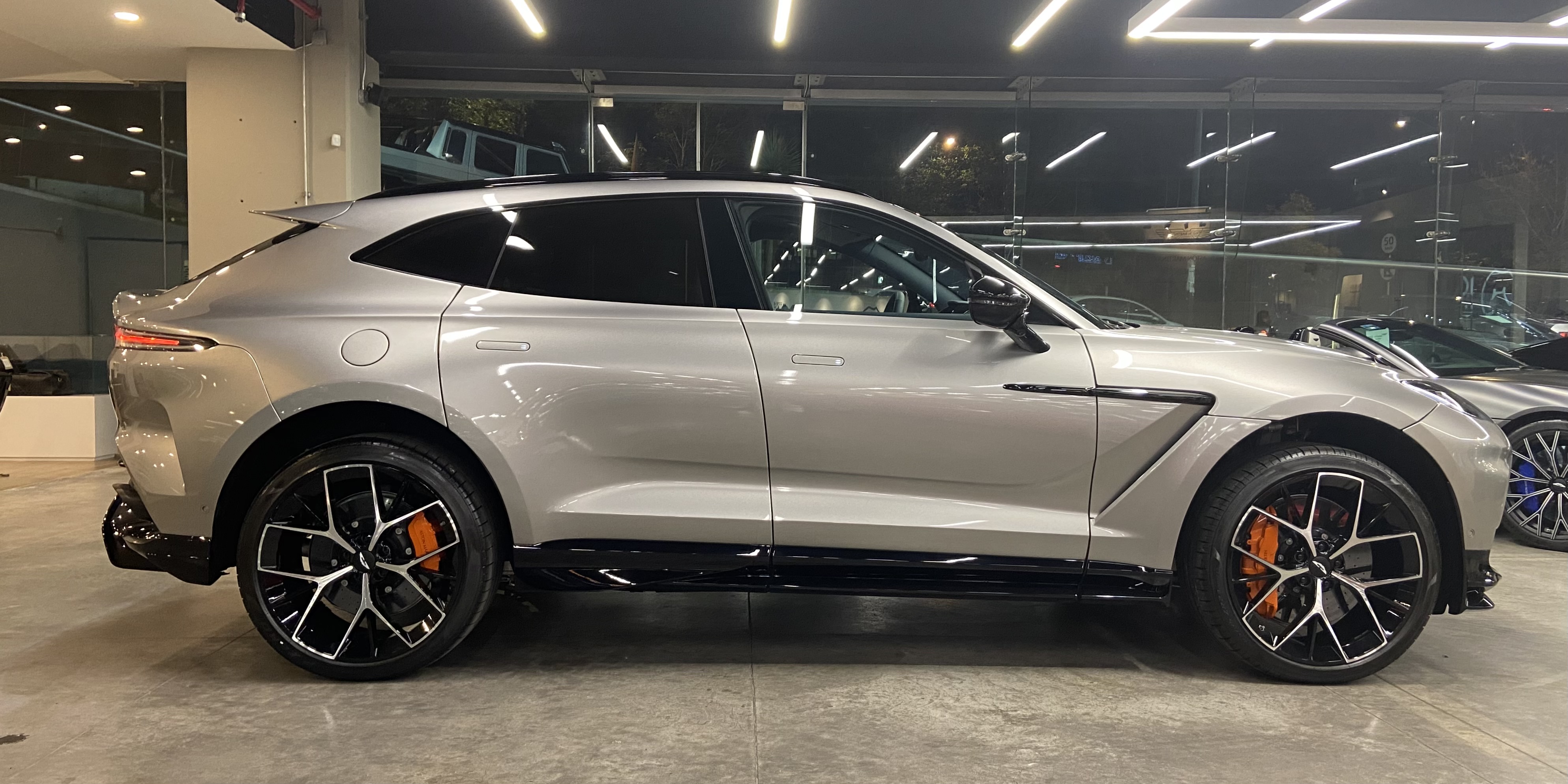 Aston Martin DBX707