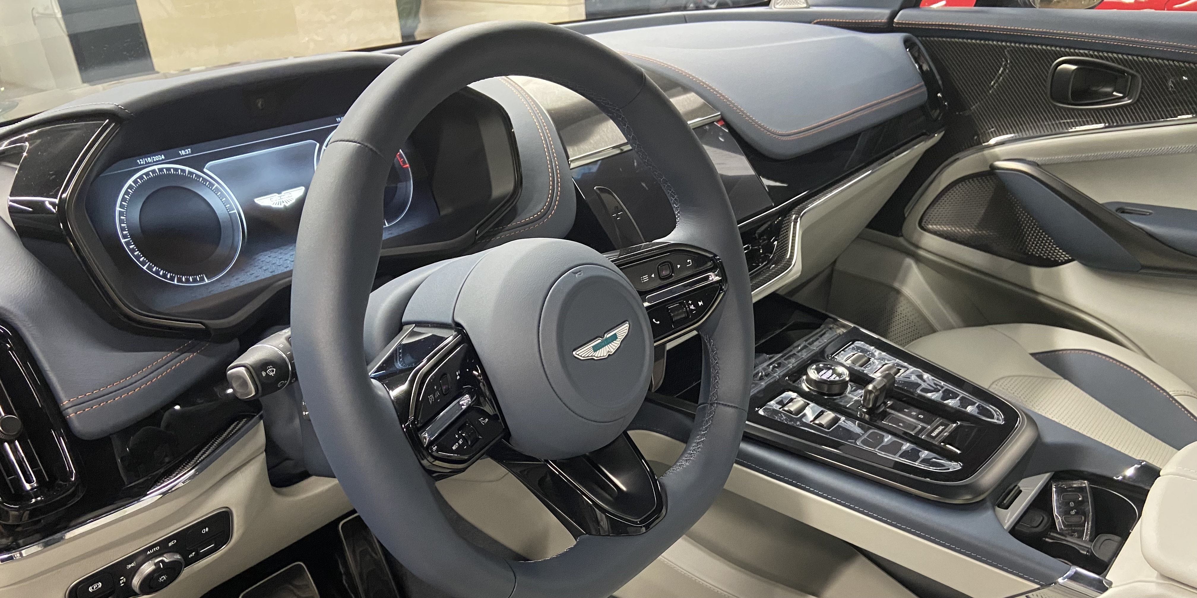 Aston Martin DBX707