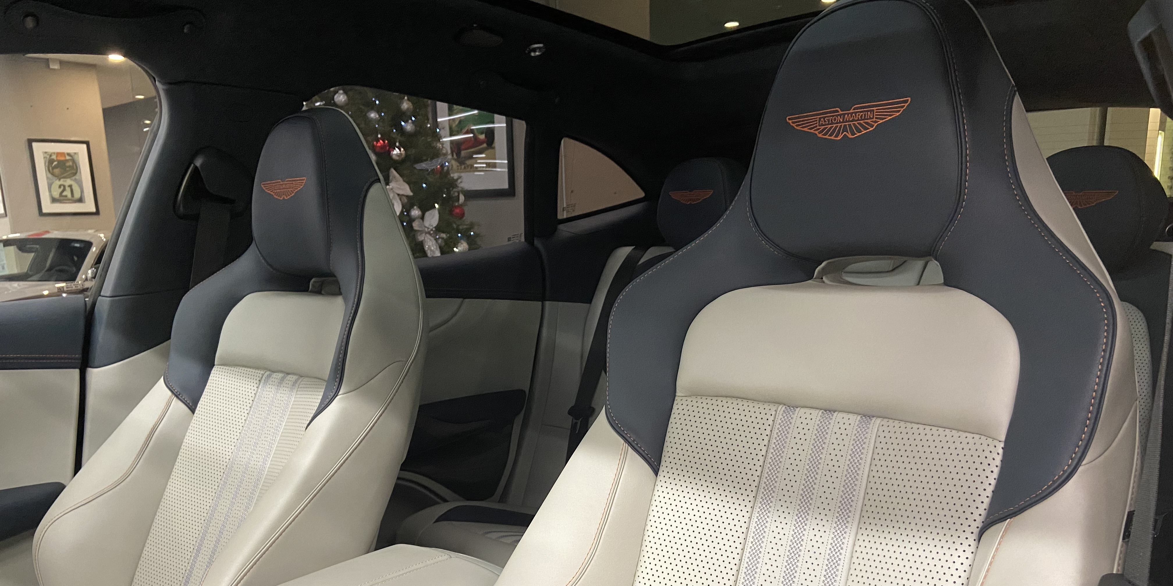 Aston Martin DBX707