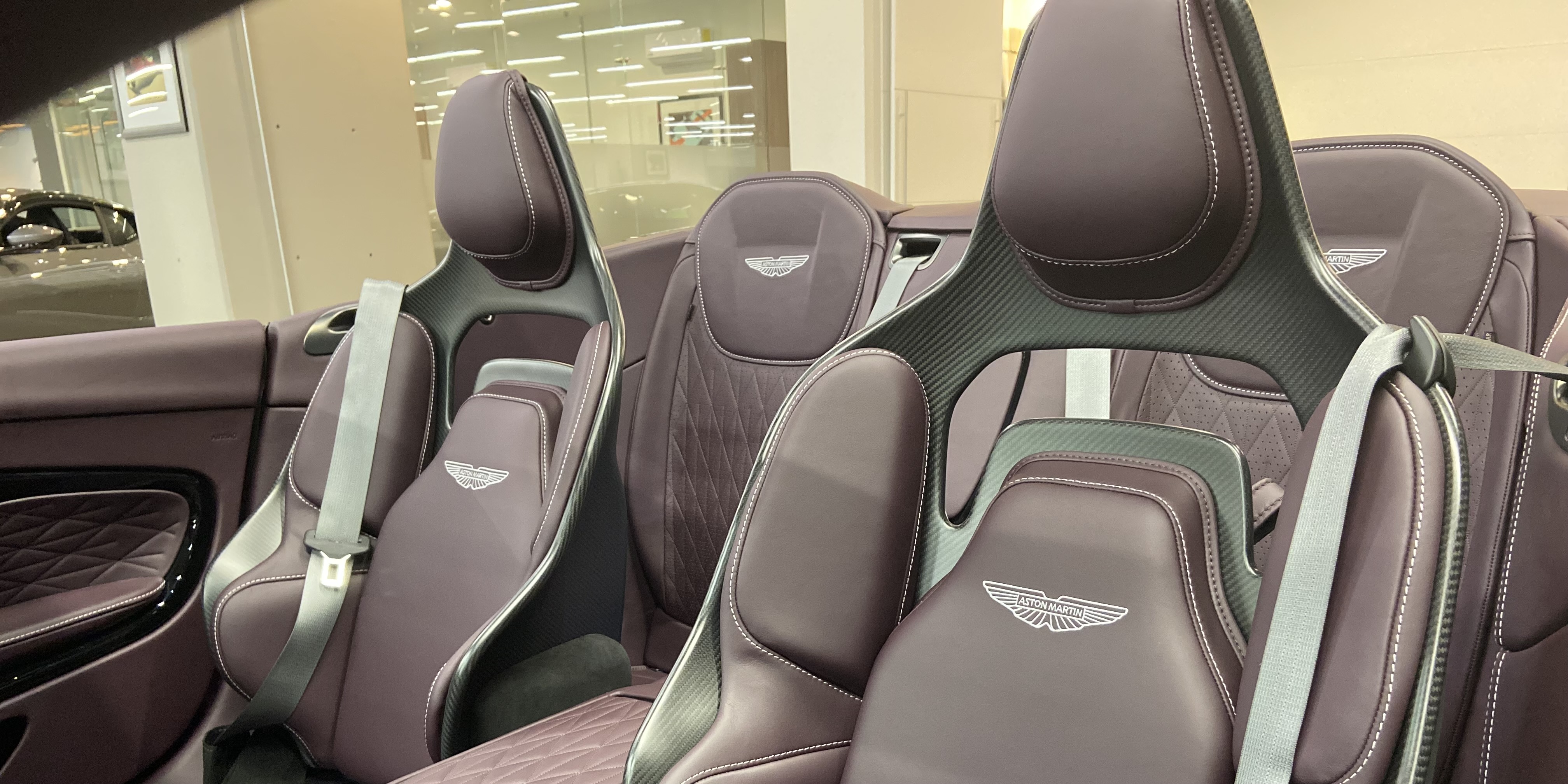 Aston Martin DB12 Volante