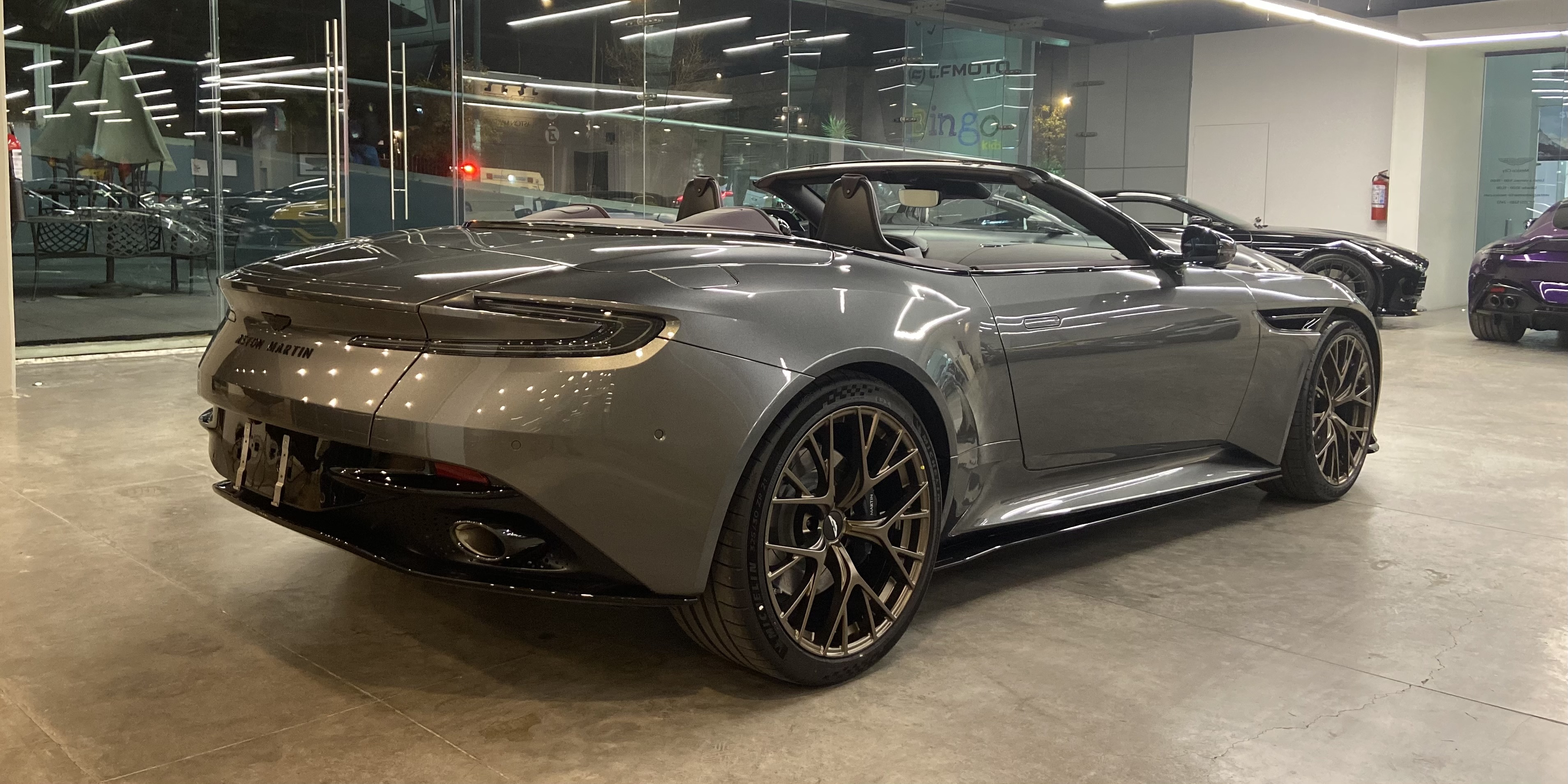 Aston Martin DB12 Volante