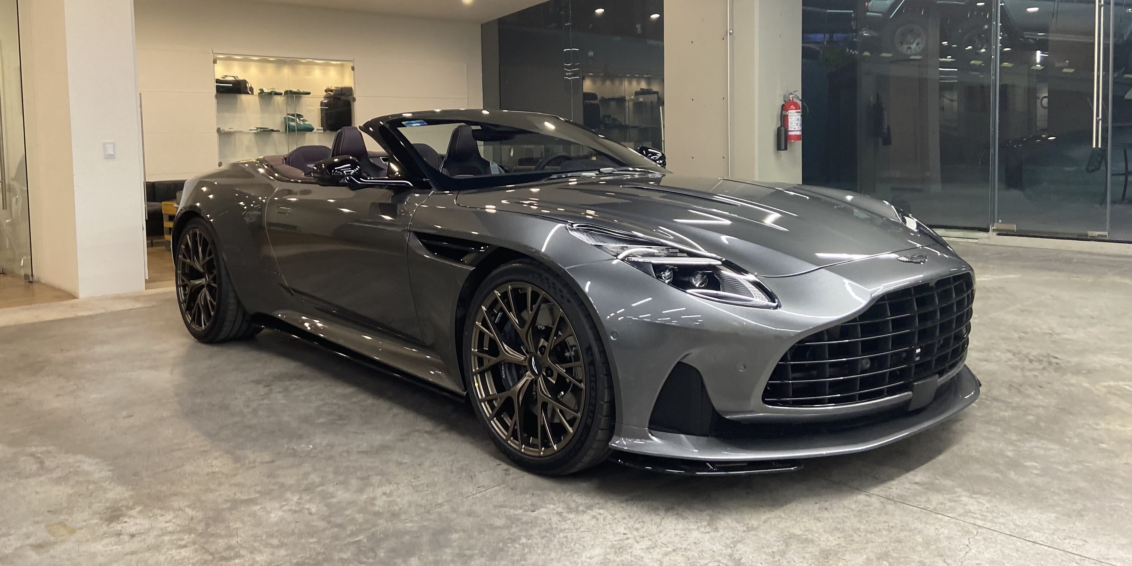 Aston Martin DB12 Volante