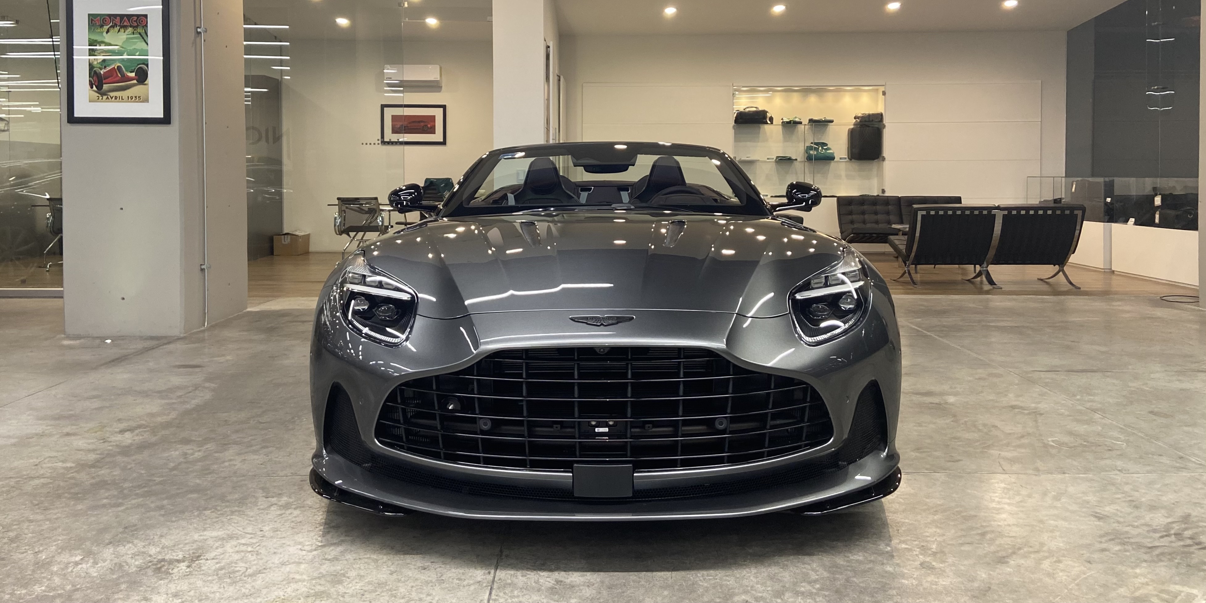 Aston Martin DB12 Volante