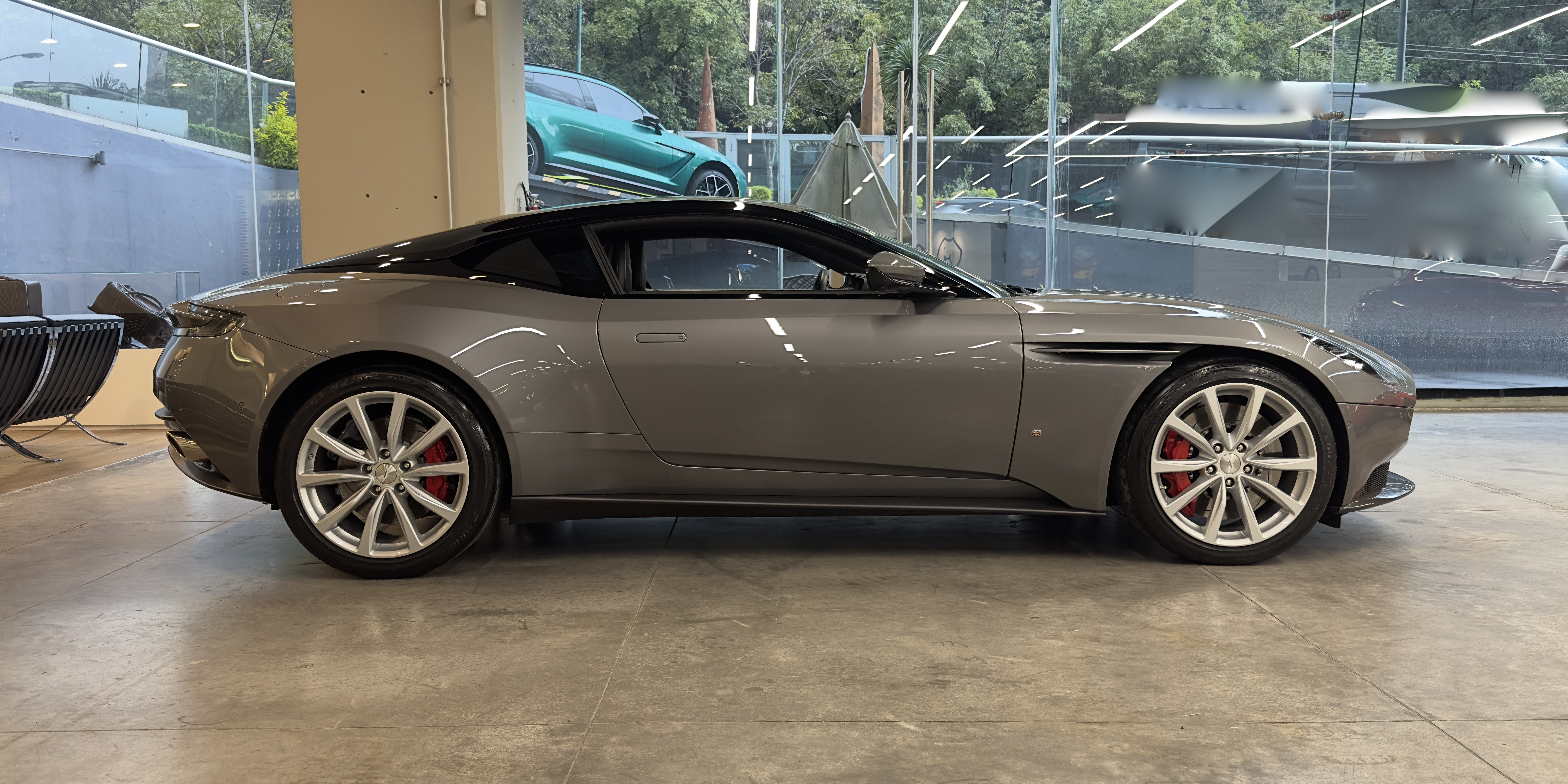 Aston Martin DB11 V8