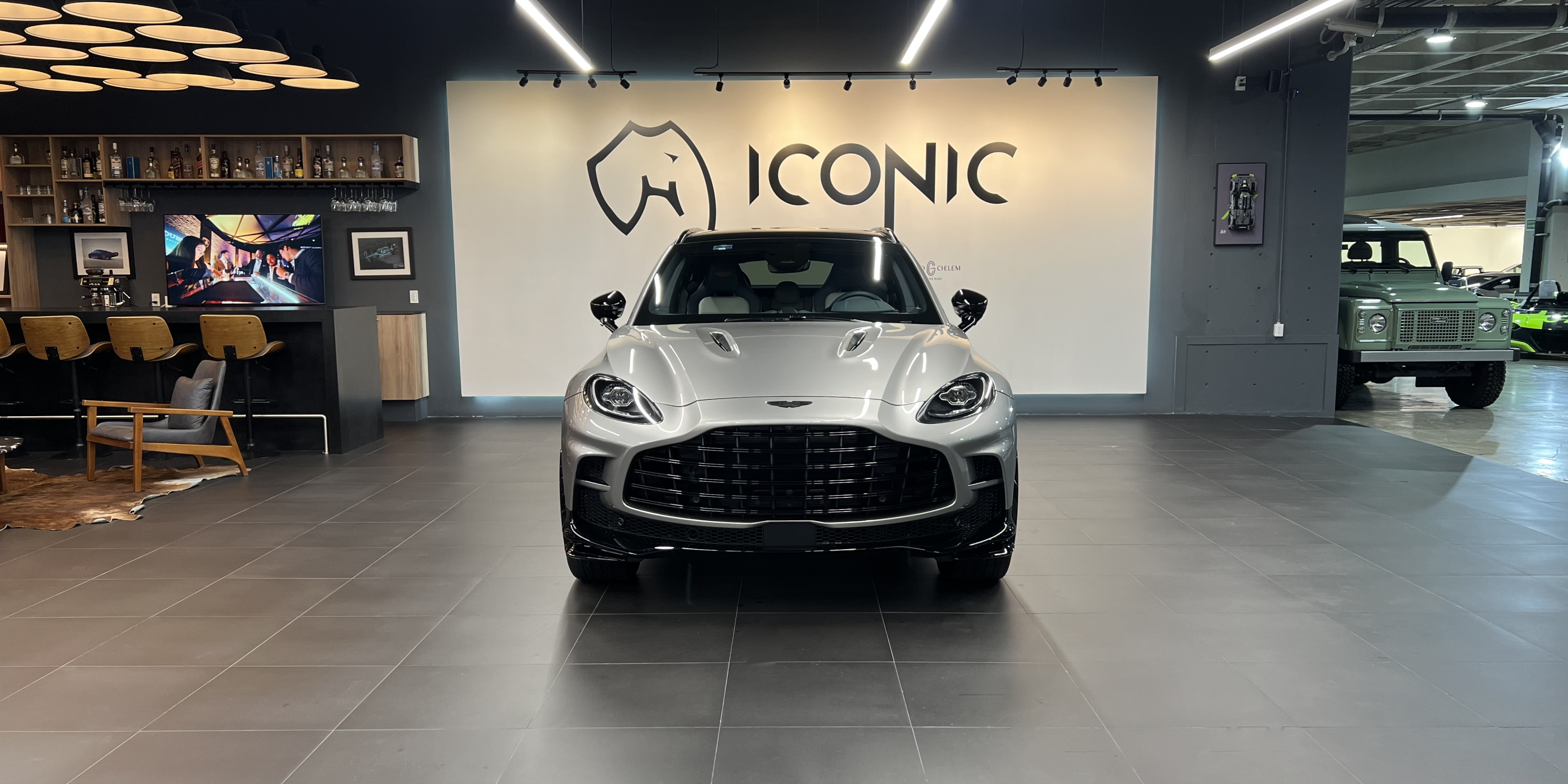 Aston Martin DBX707