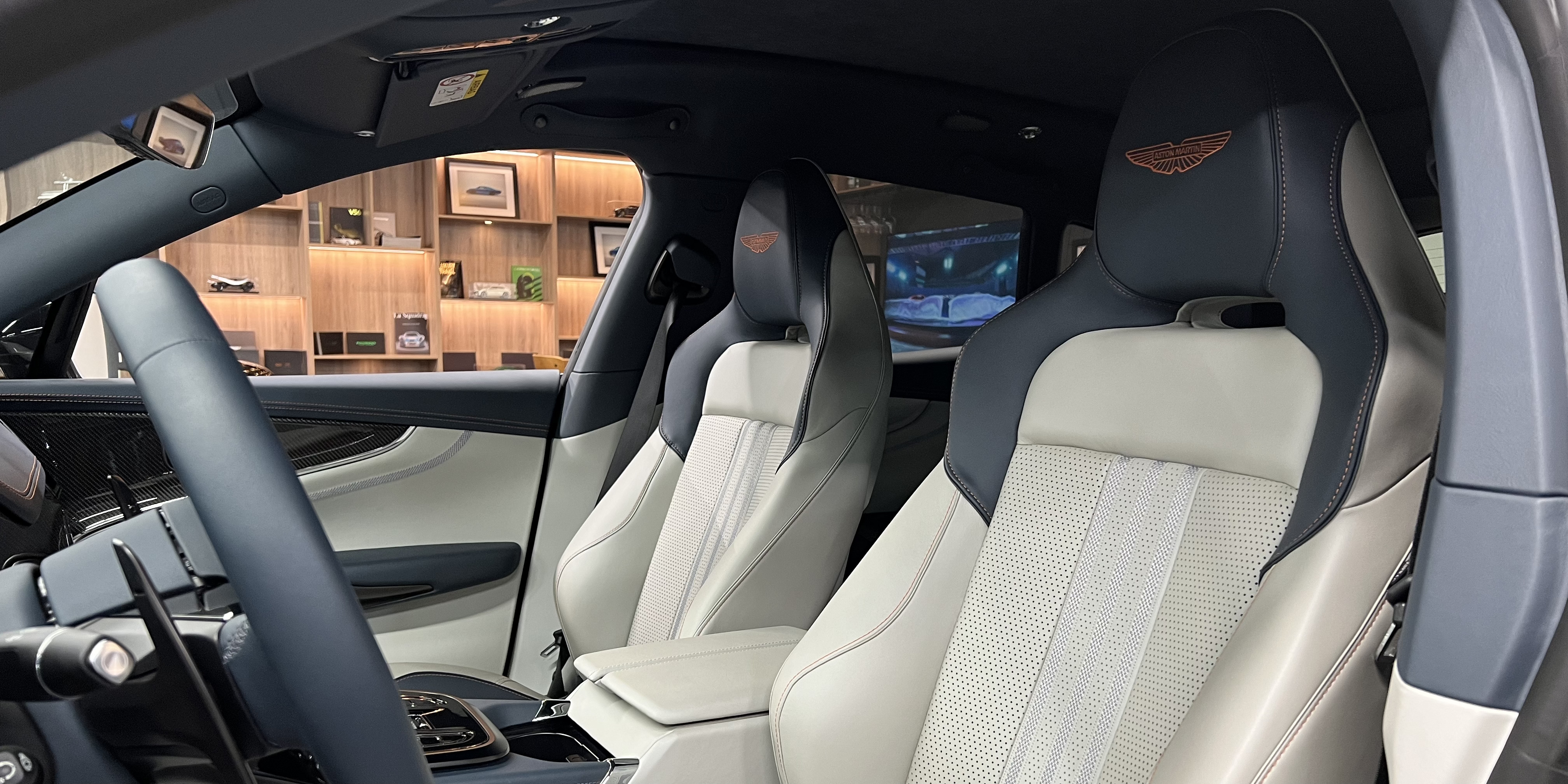 Aston Martin DBX707