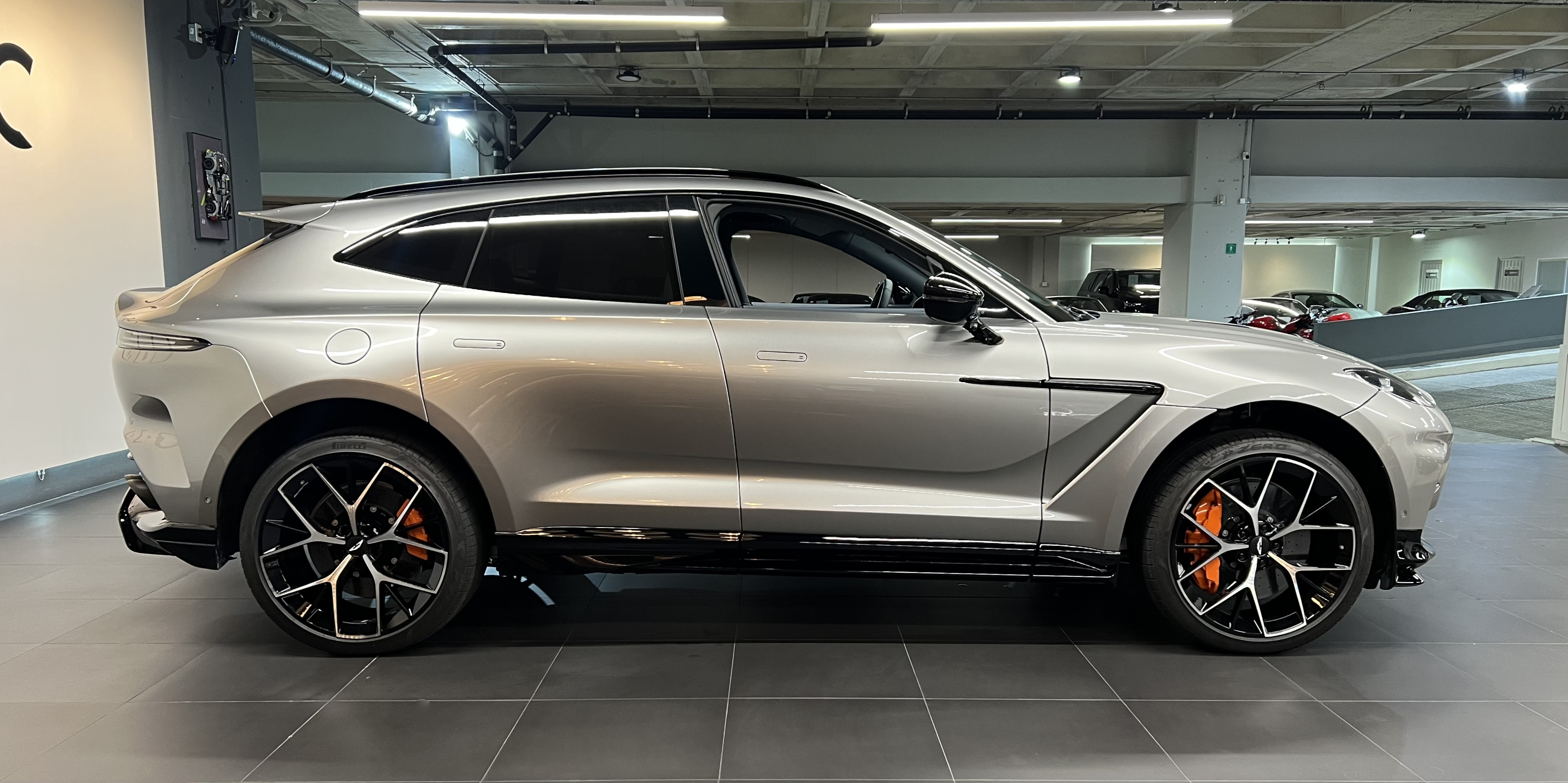 Aston Martin DBX707