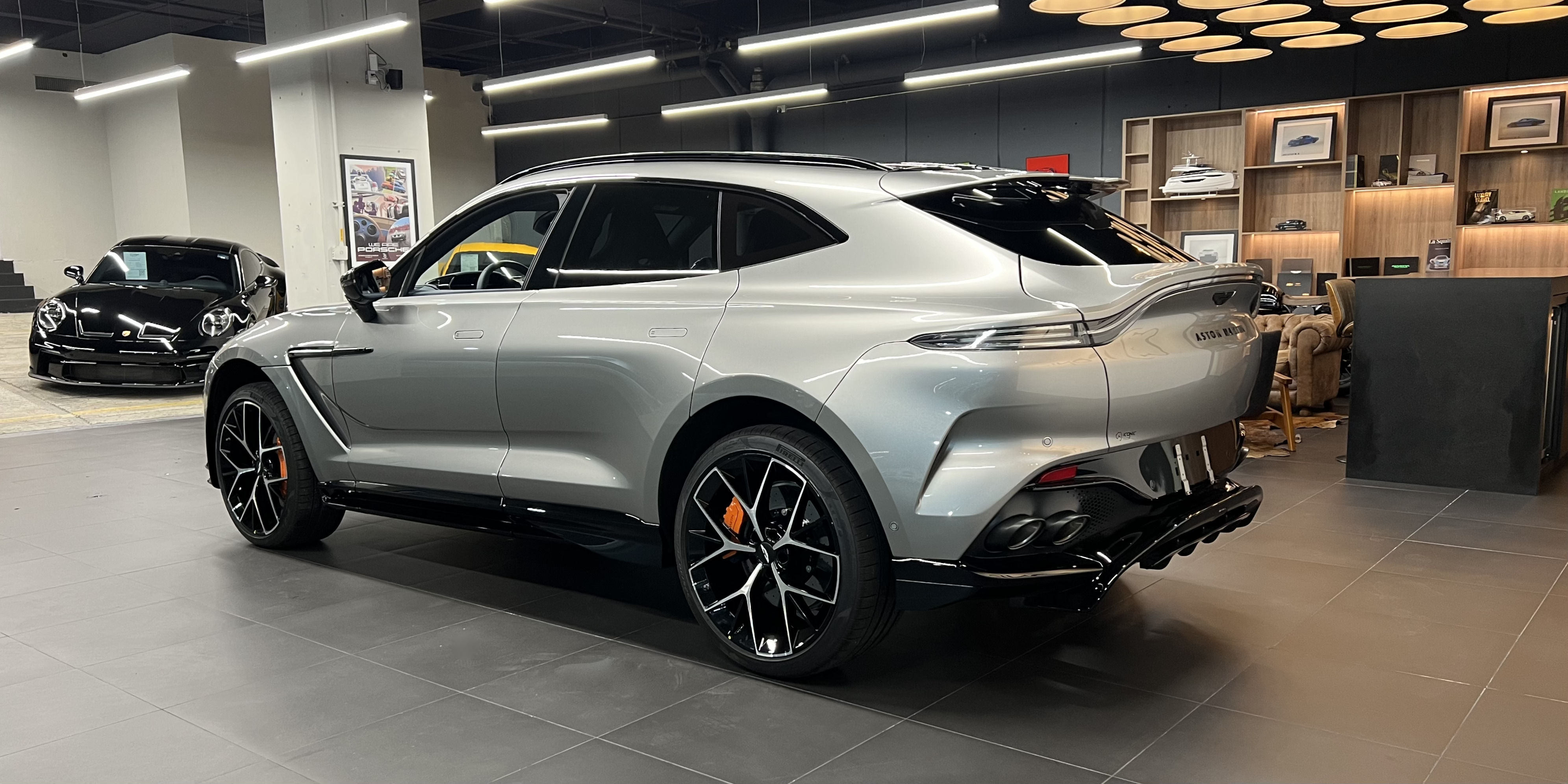 Aston Martin DBX707