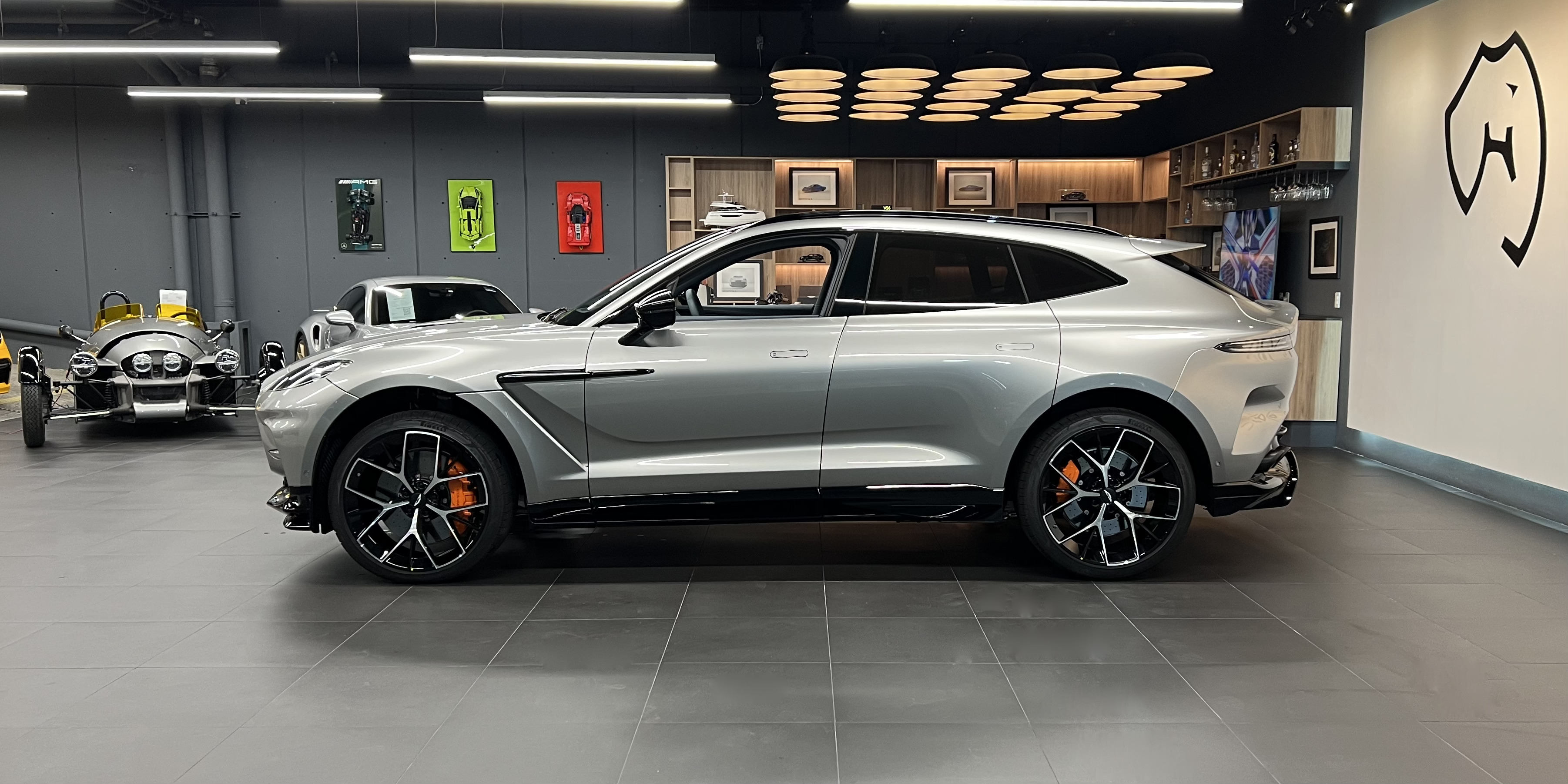 Aston Martin DBX707