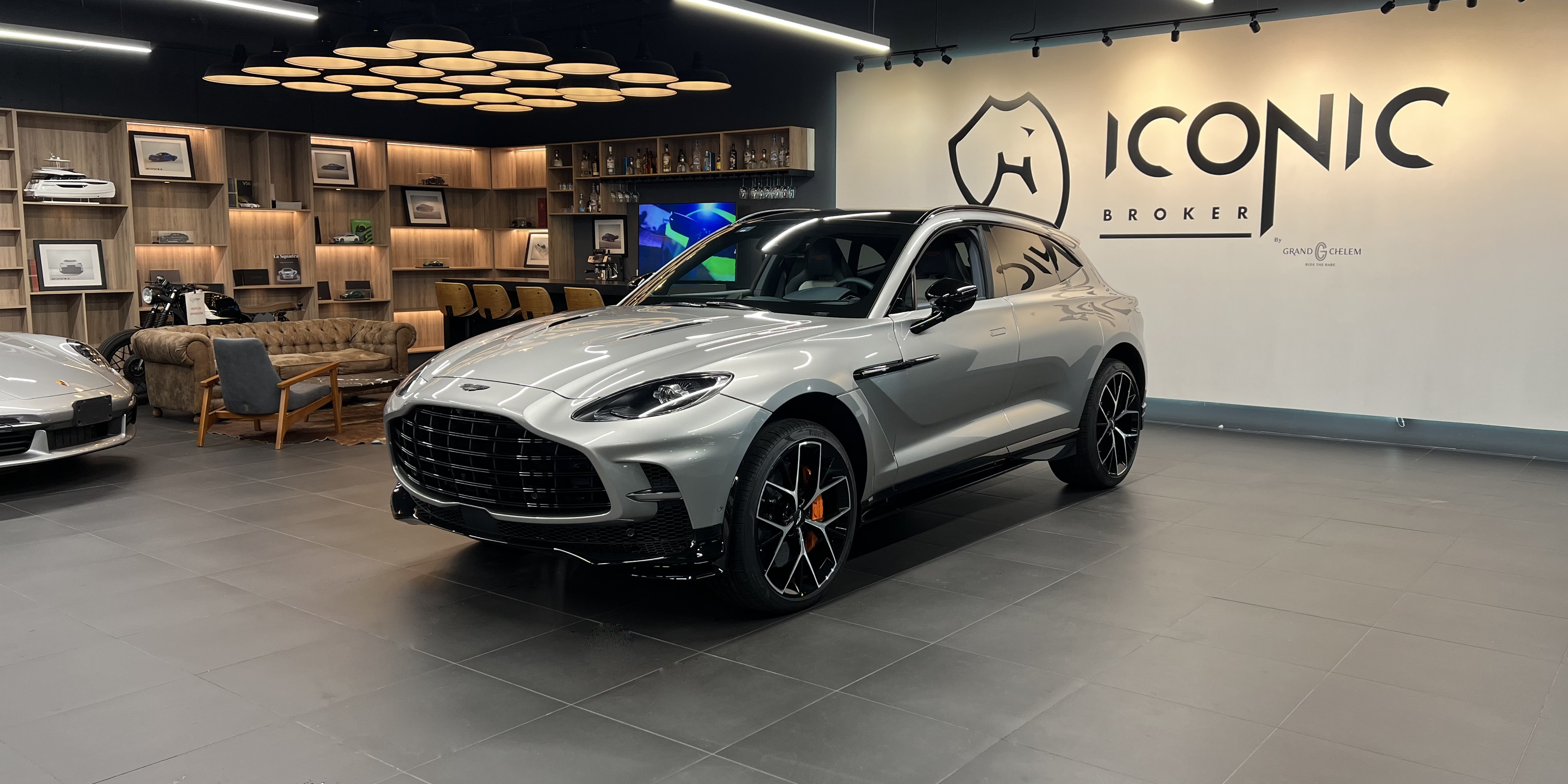 Aston Martin DBX707