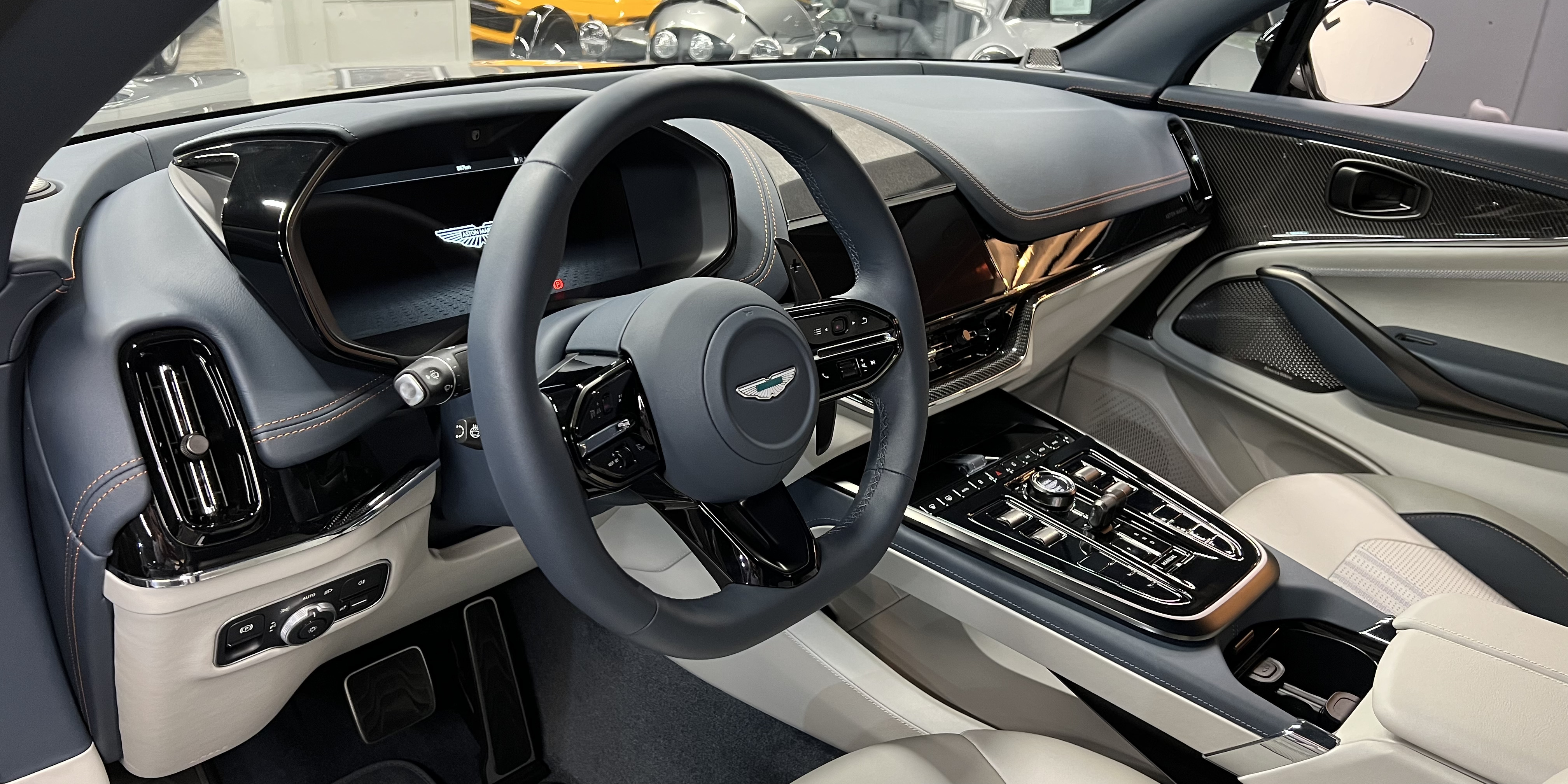 Aston Martin DBX707