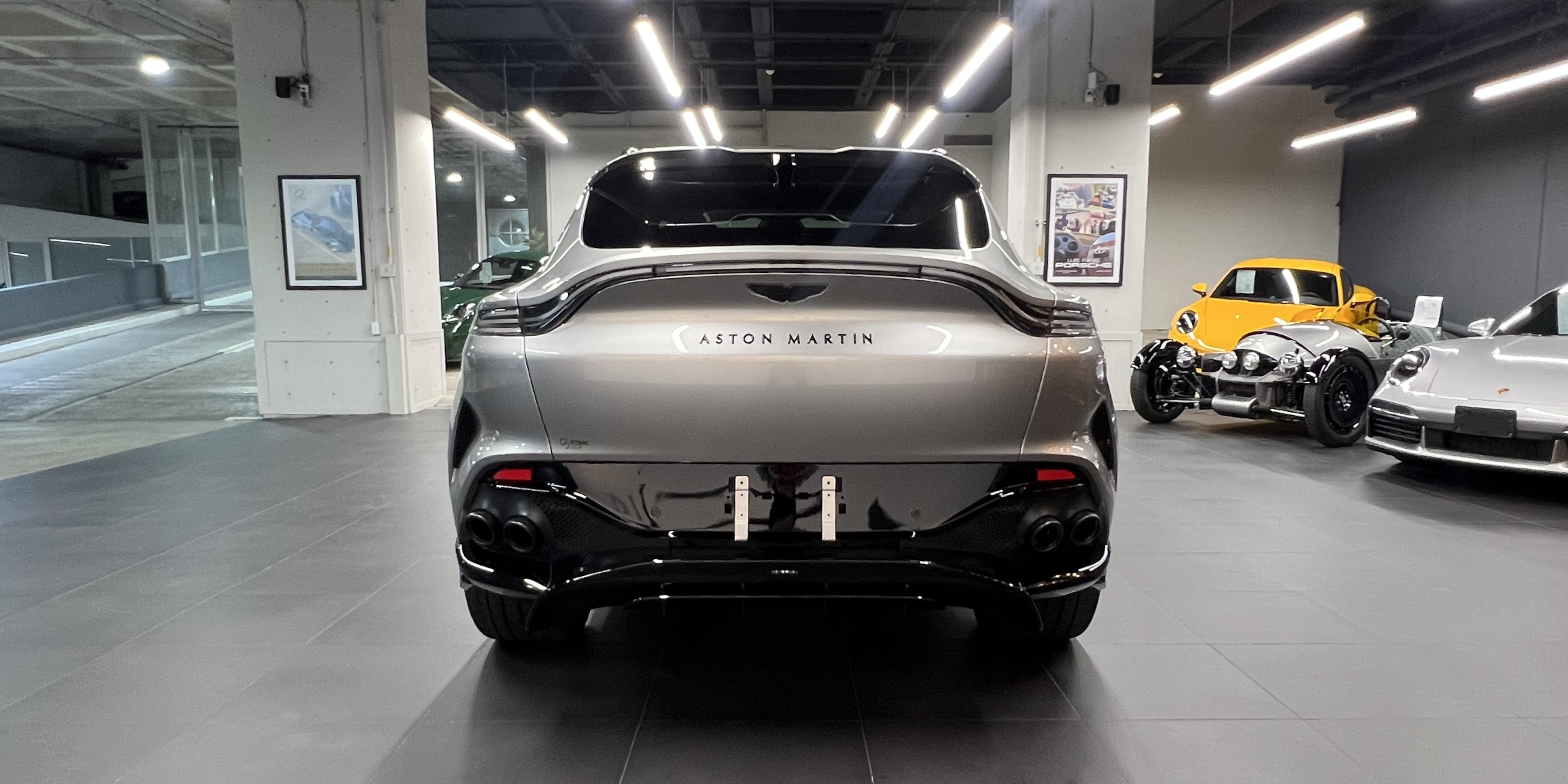 Aston Martin DBX707