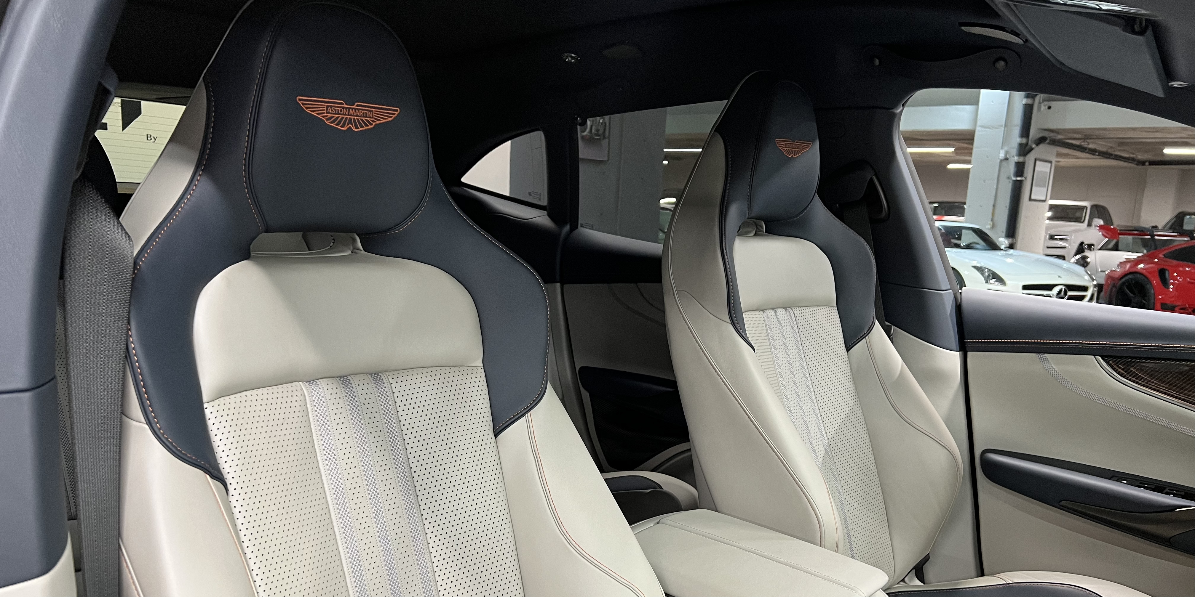 Aston Martin DBX707
