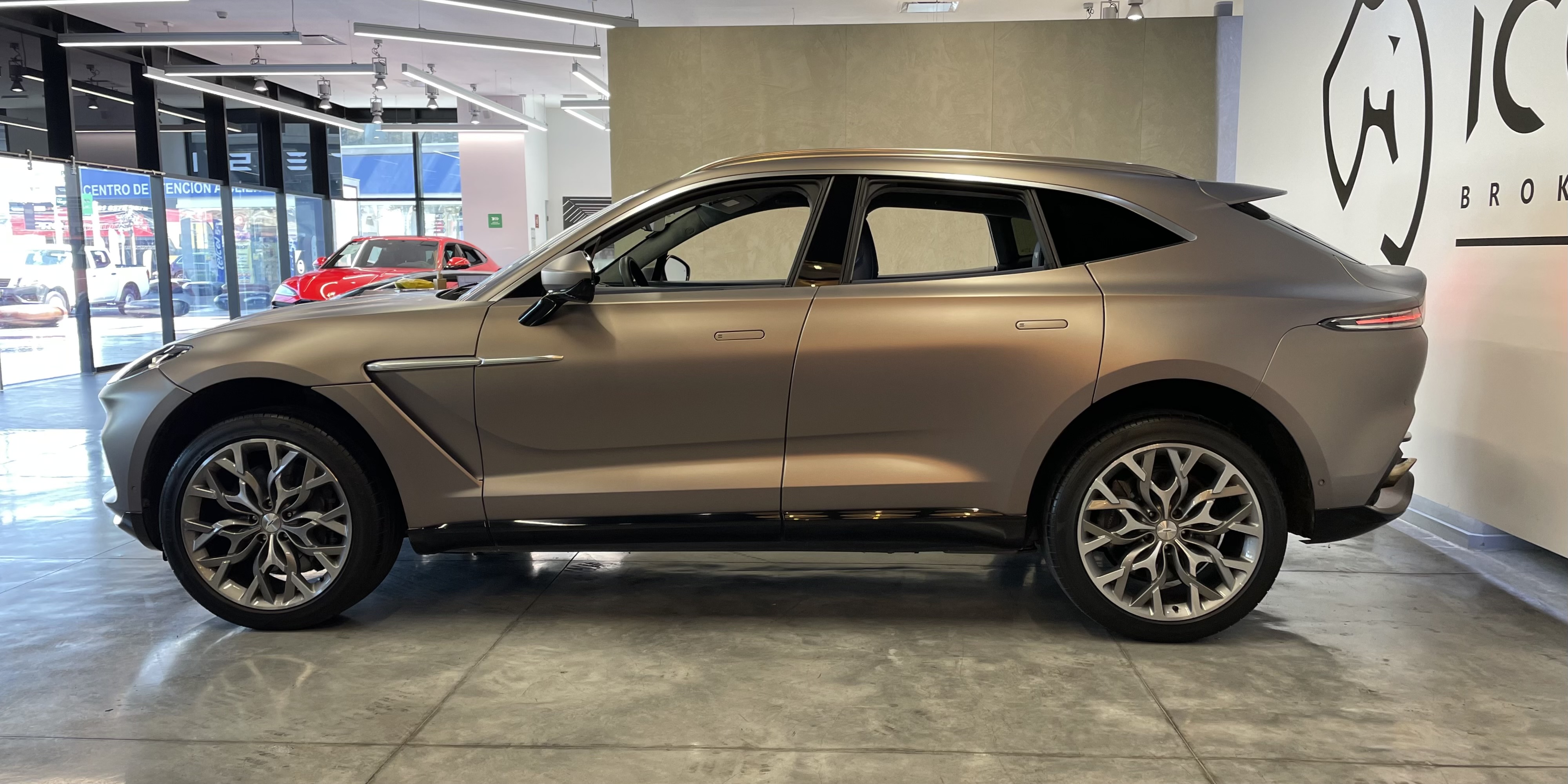Aston Martin DBX