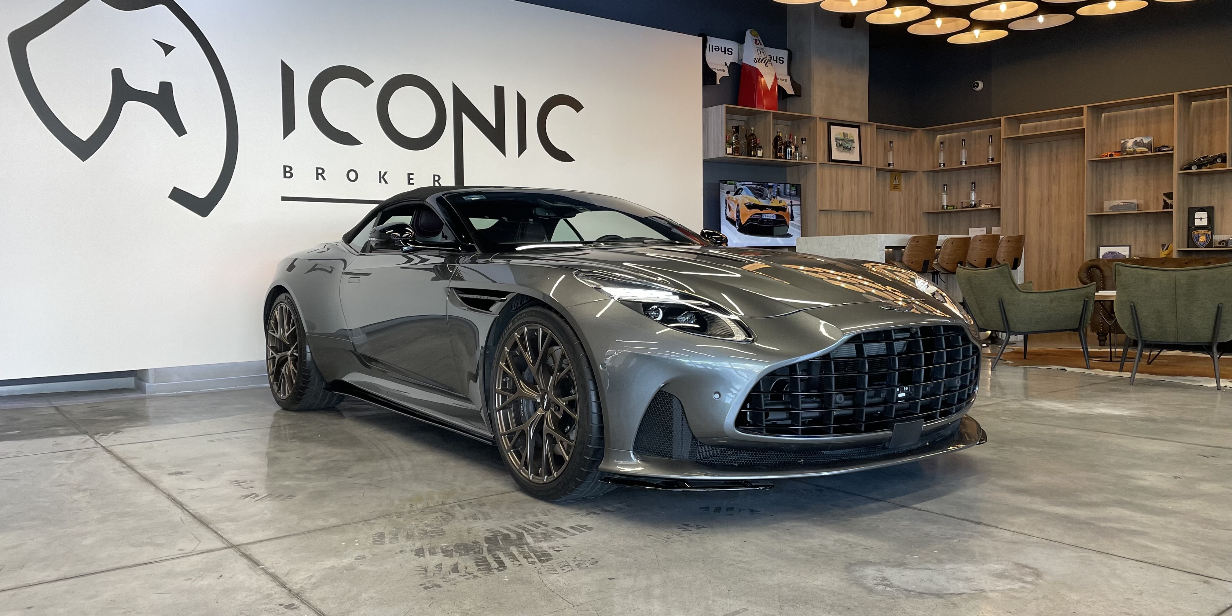 Aston Martin DB12 Volante