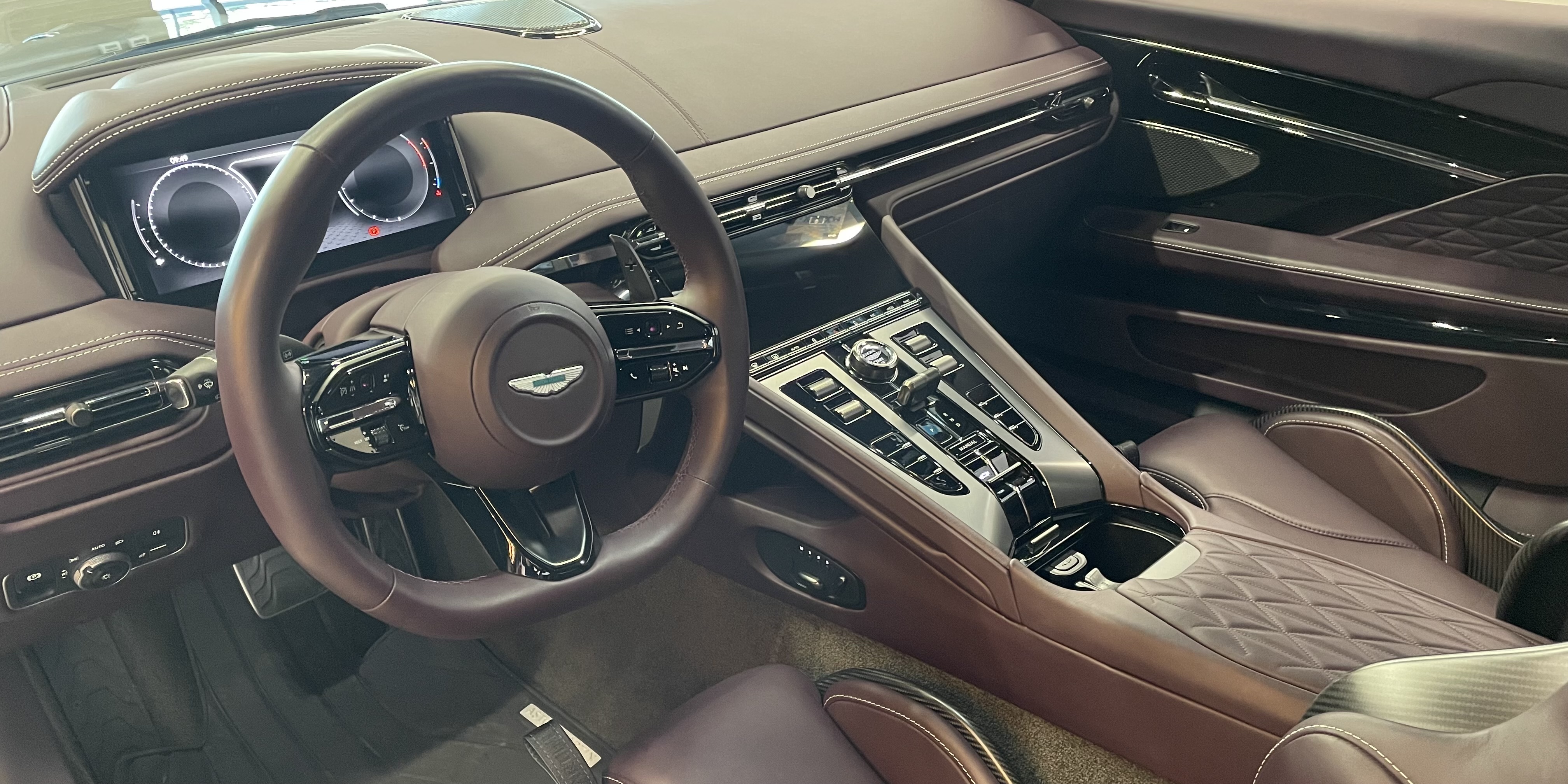 Aston Martin DB12 Volante