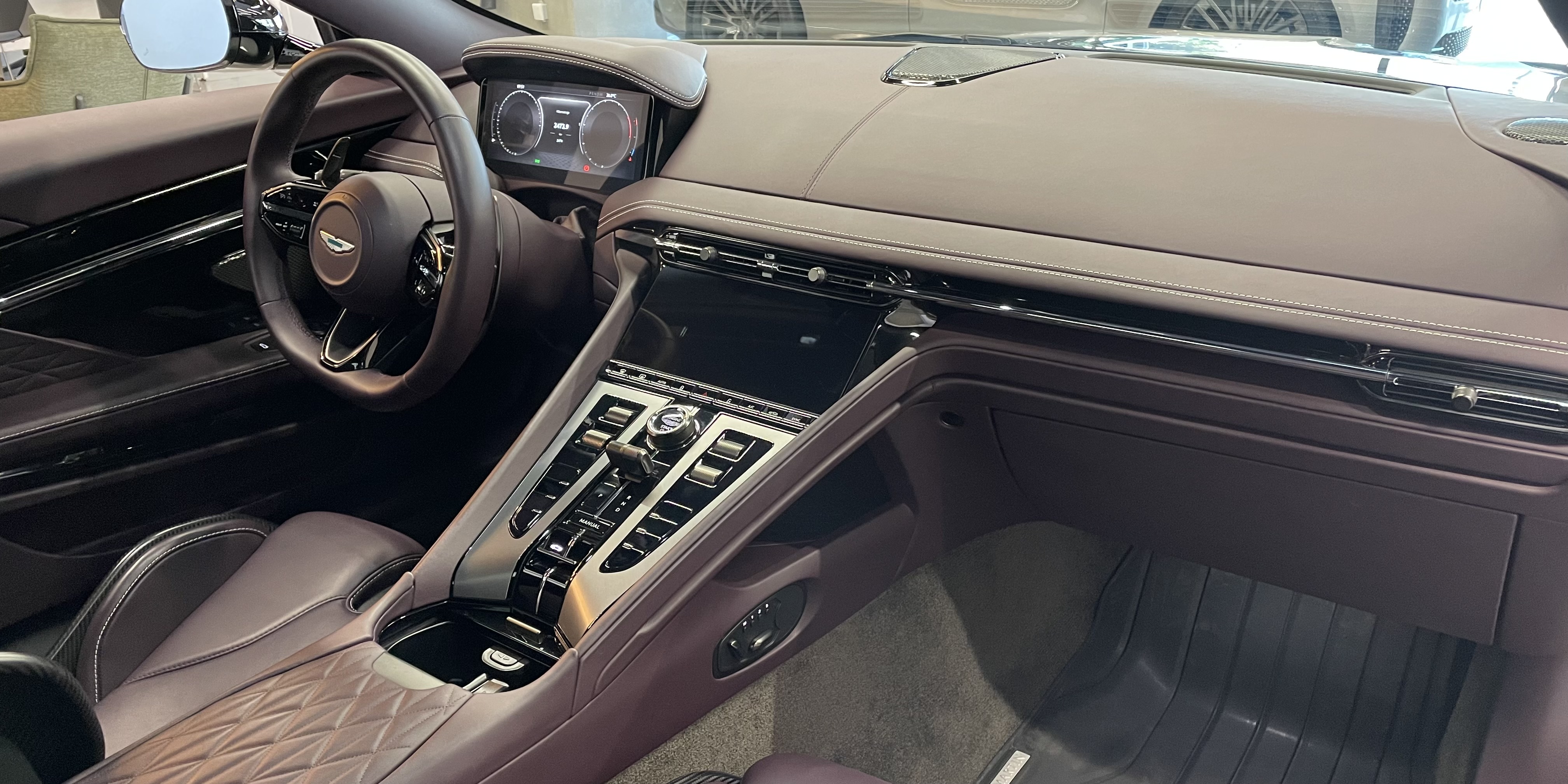 Aston Martin DB12 Volante