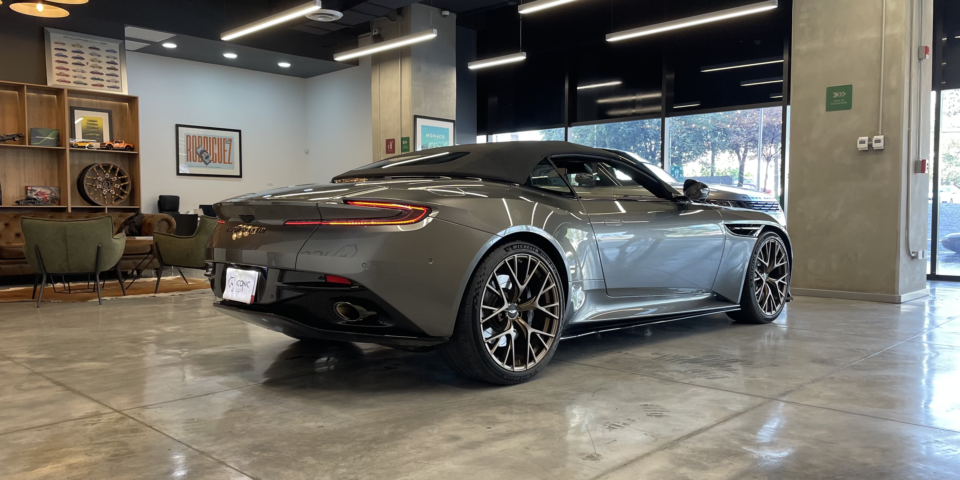 Aston Martin DB12 Volante