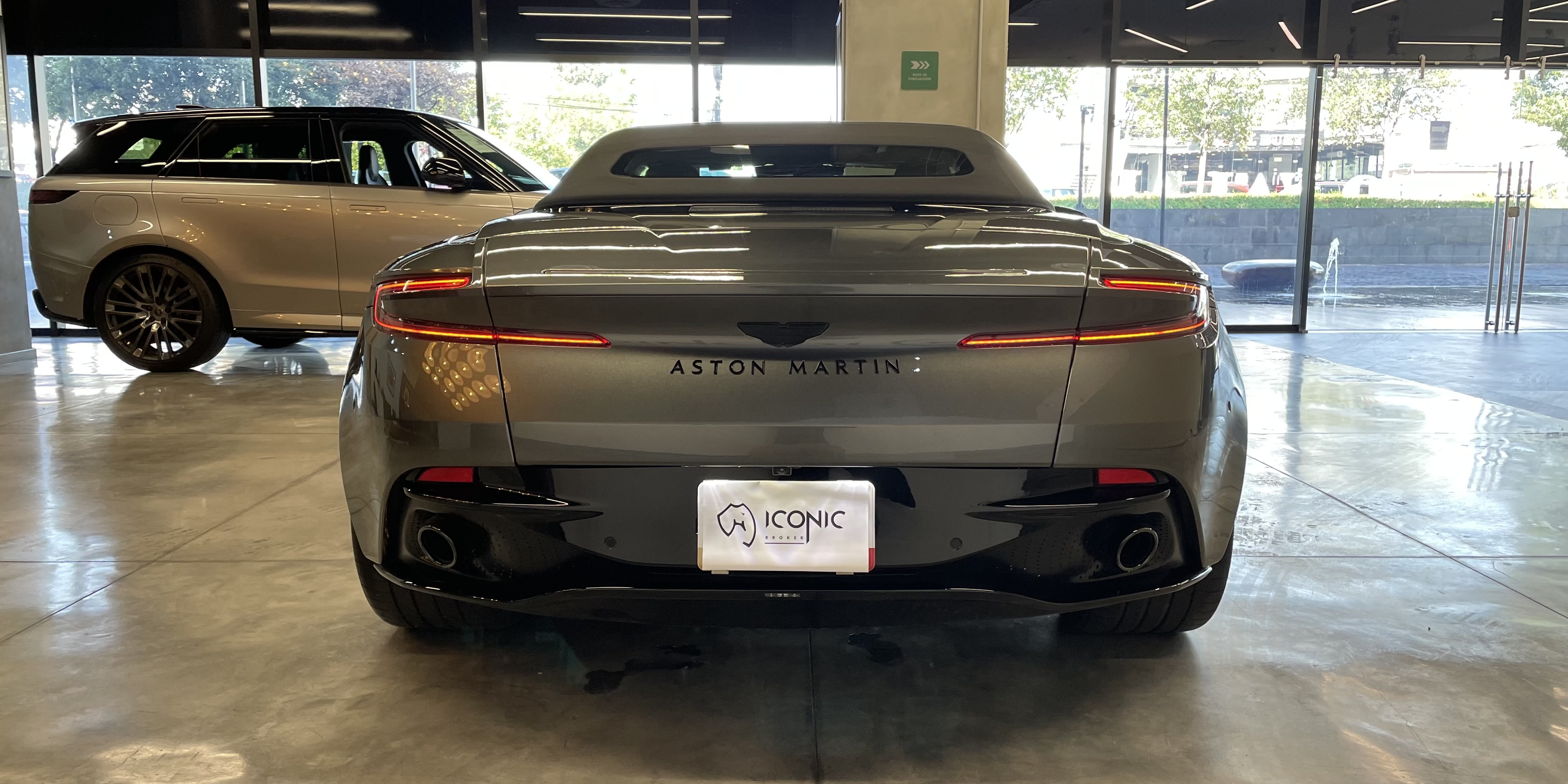 Aston Martin DB12 Volante