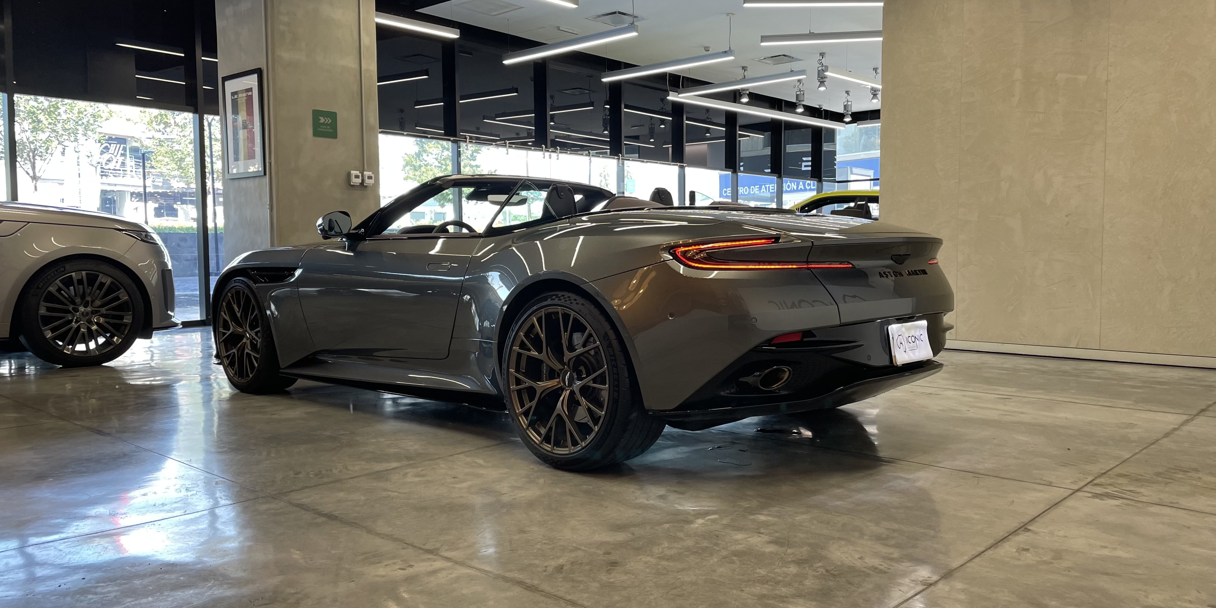 Aston Martin DB12 Volante