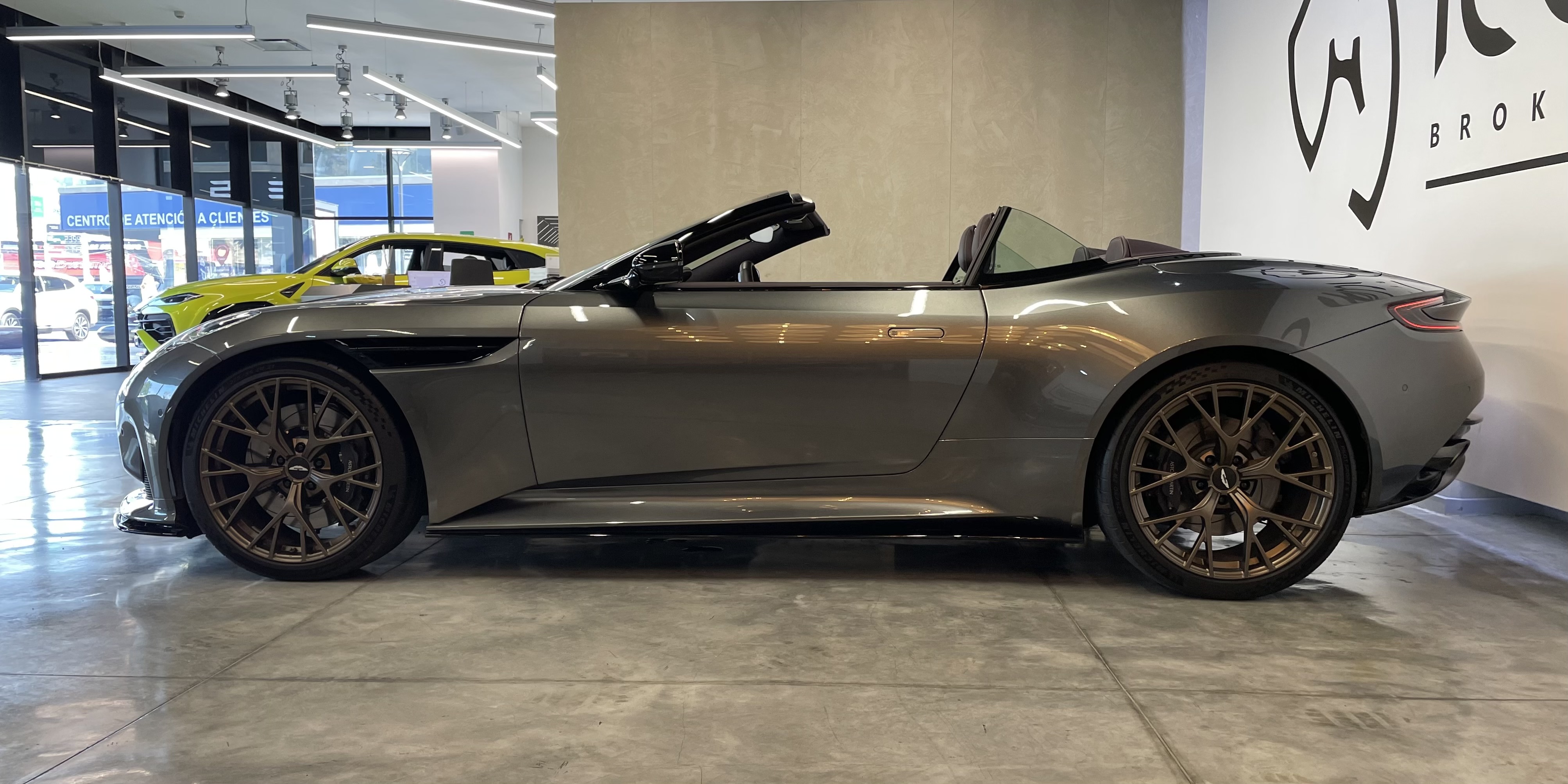 Aston Martin DB12 Volante