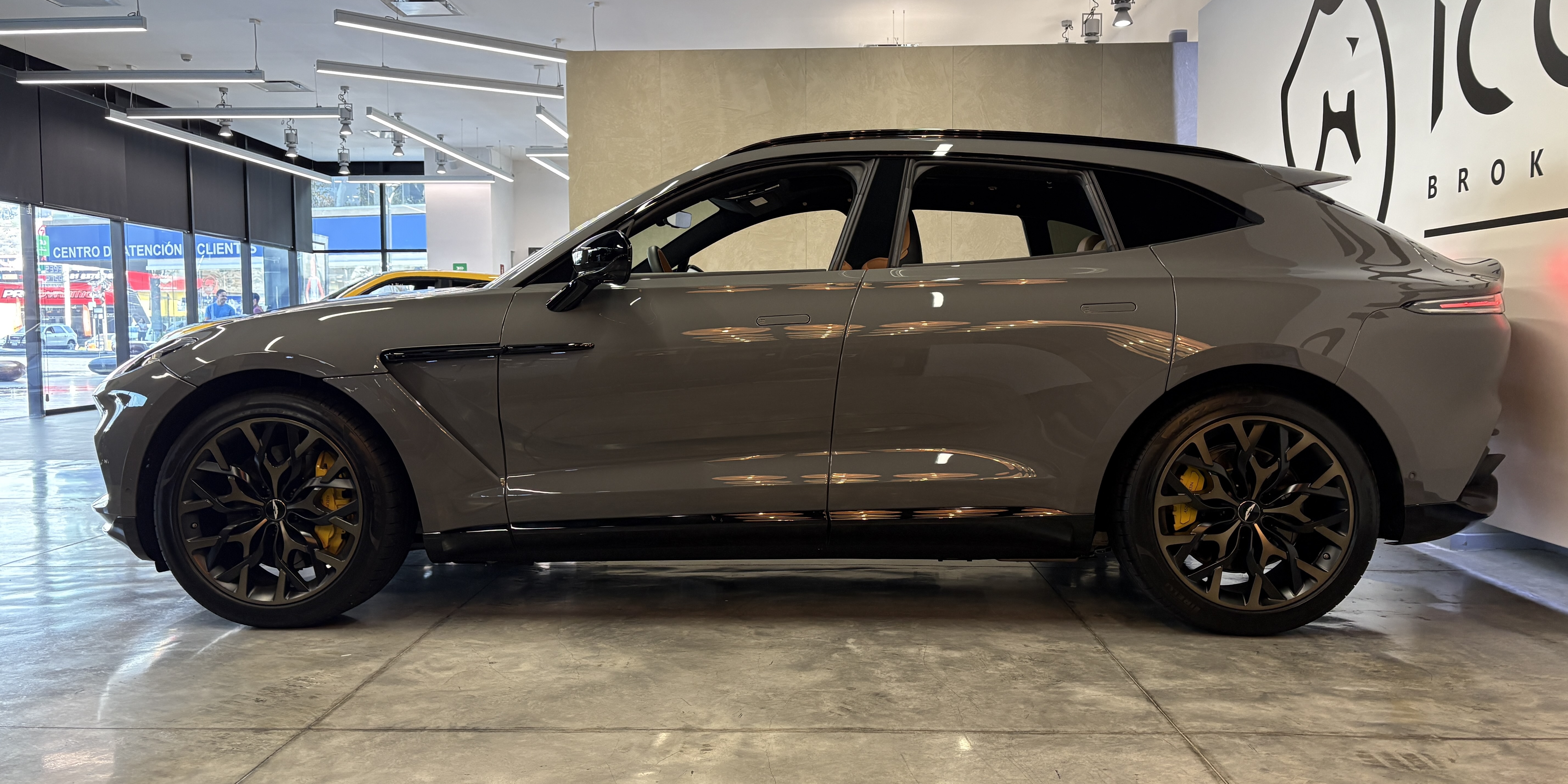 Aston Martin DBX