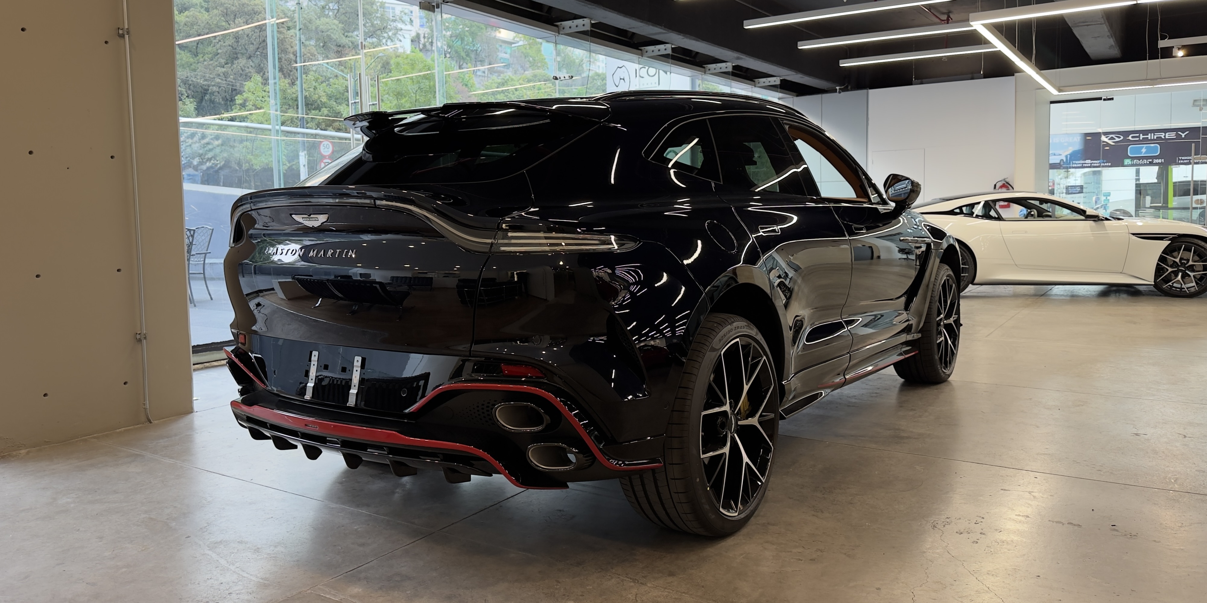 Aston Martin DBX S