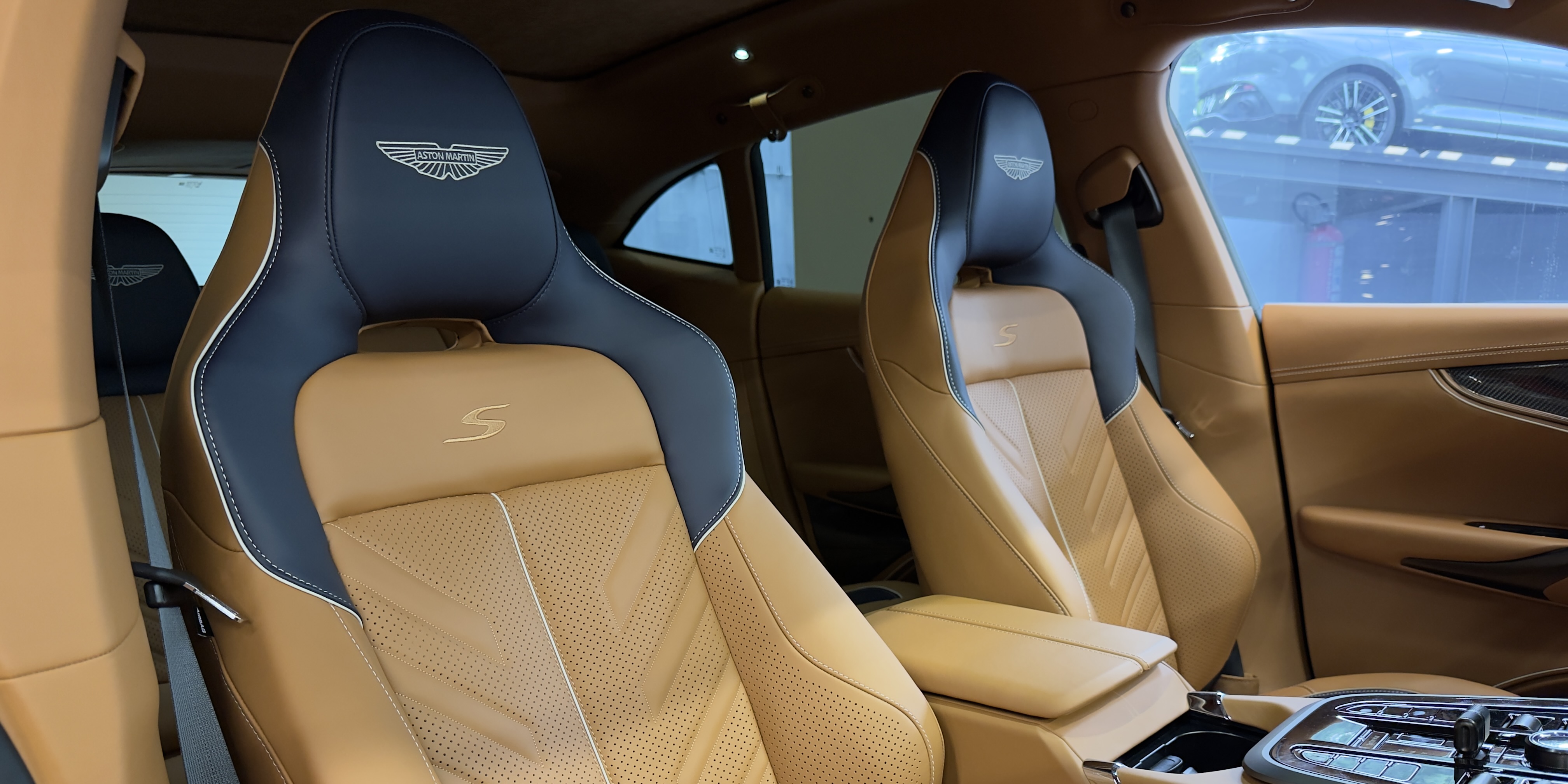 Aston Martin DBX S