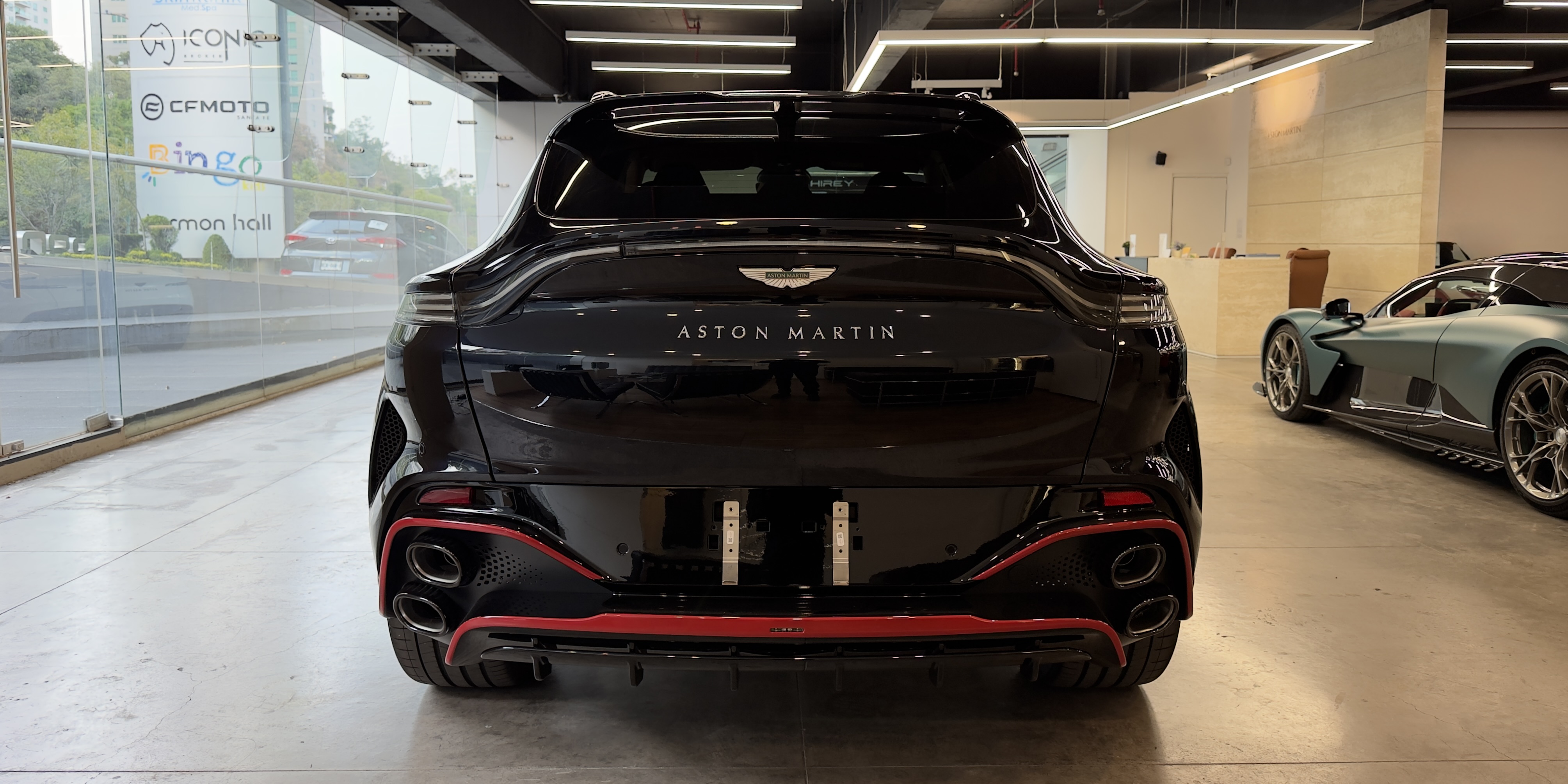 Aston Martin DBX S