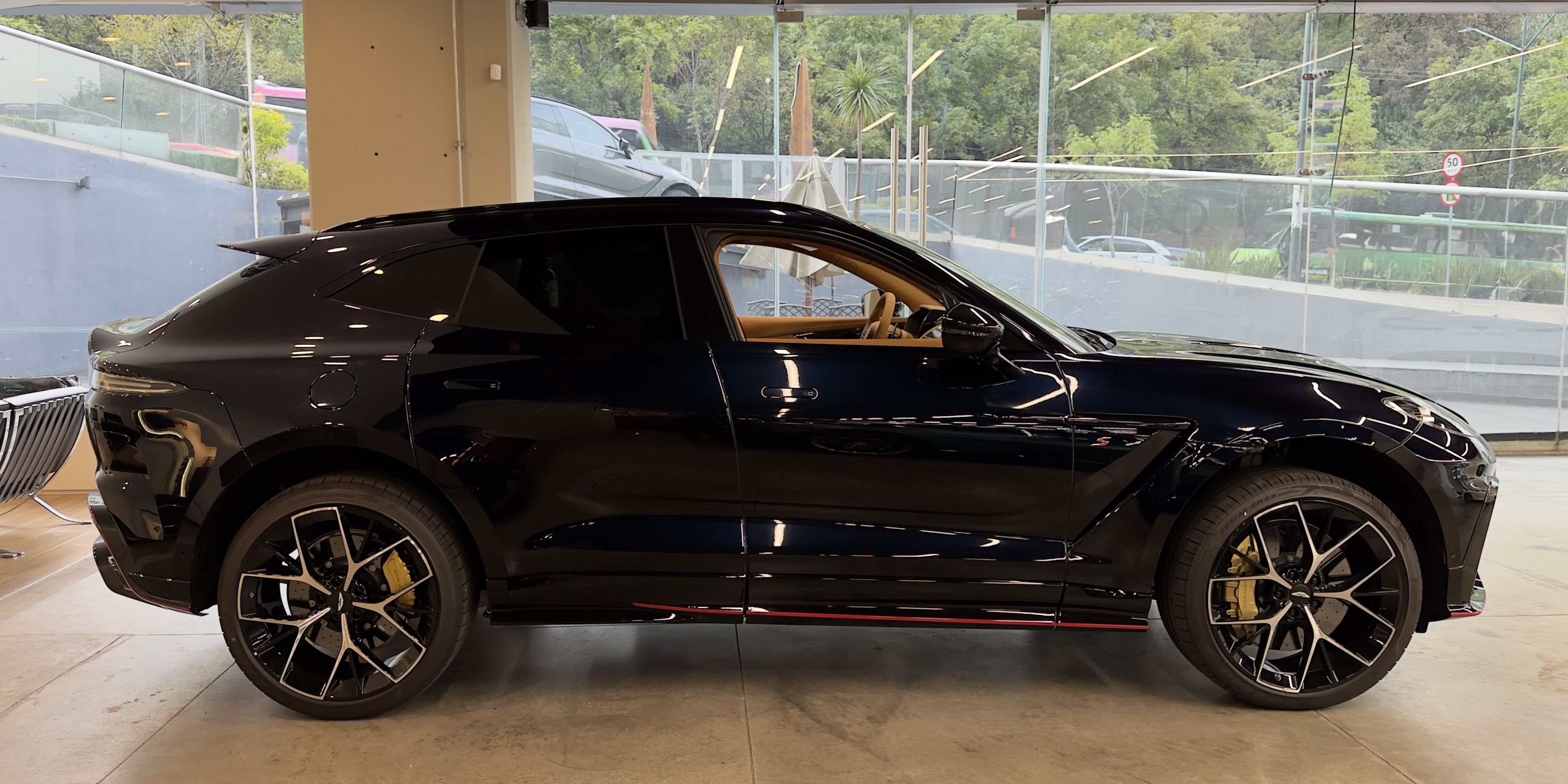 Aston Martin DBX S