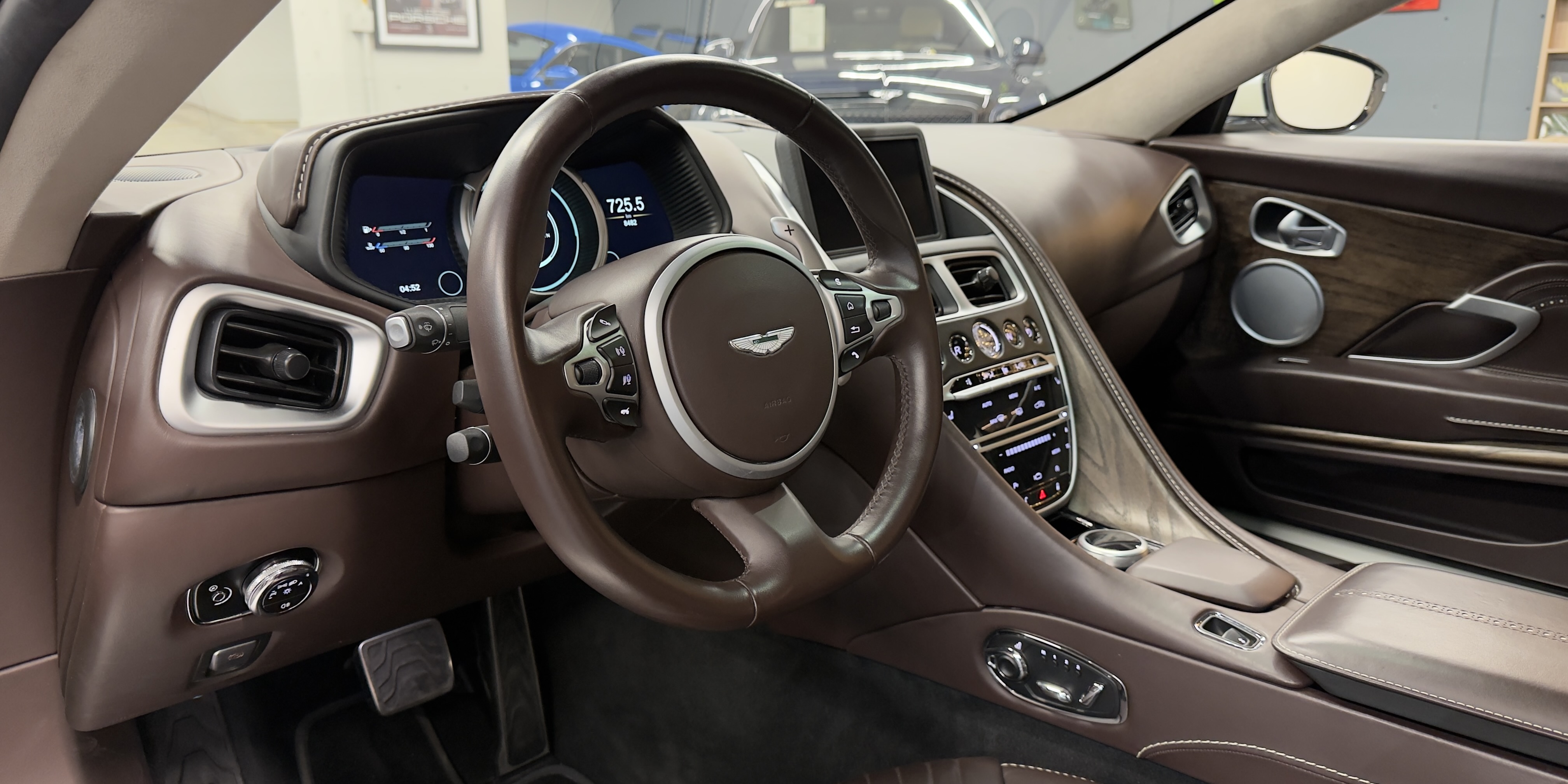 Aston Martin DB11 V12