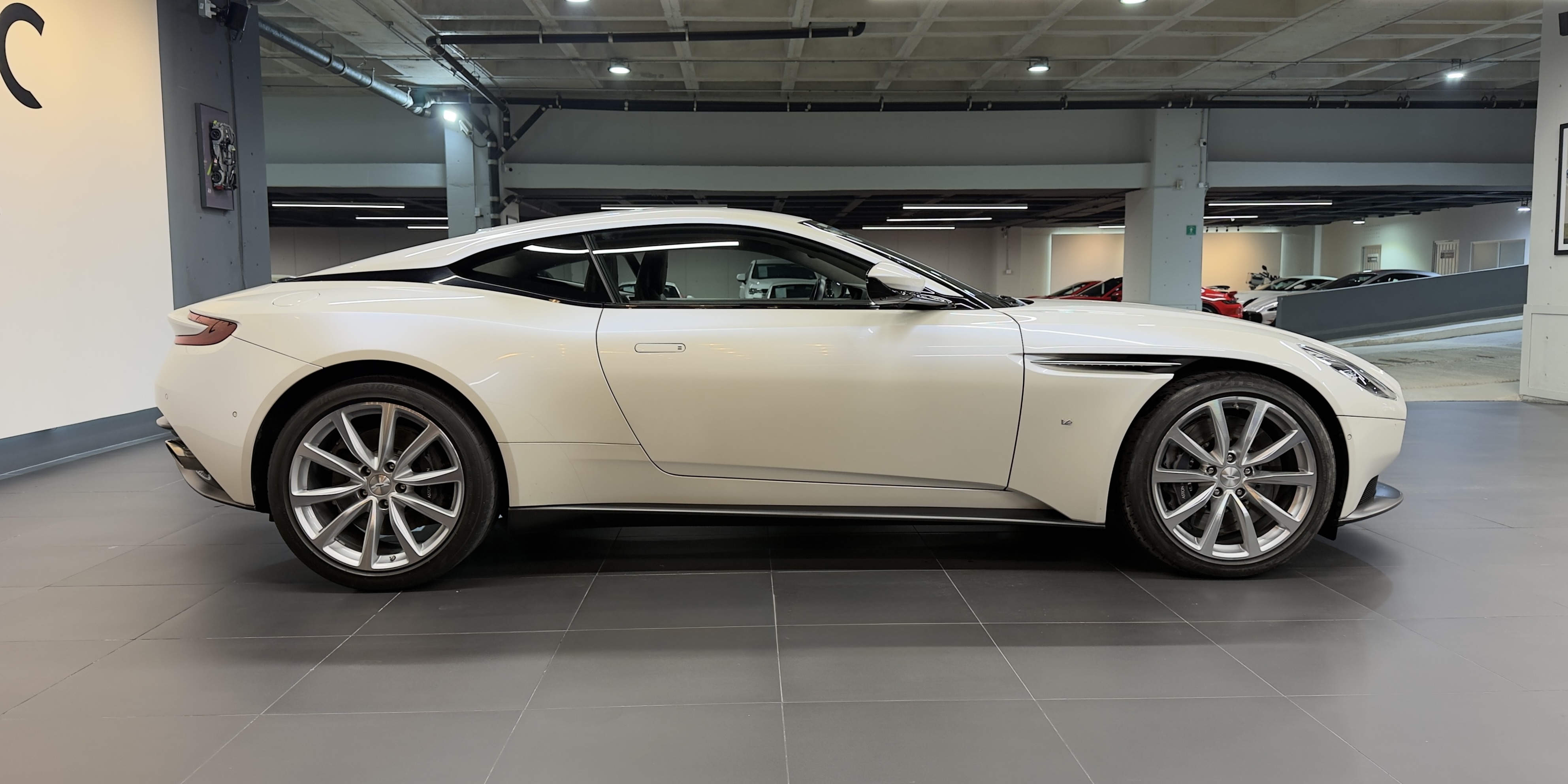 Aston Martin DB11 V12