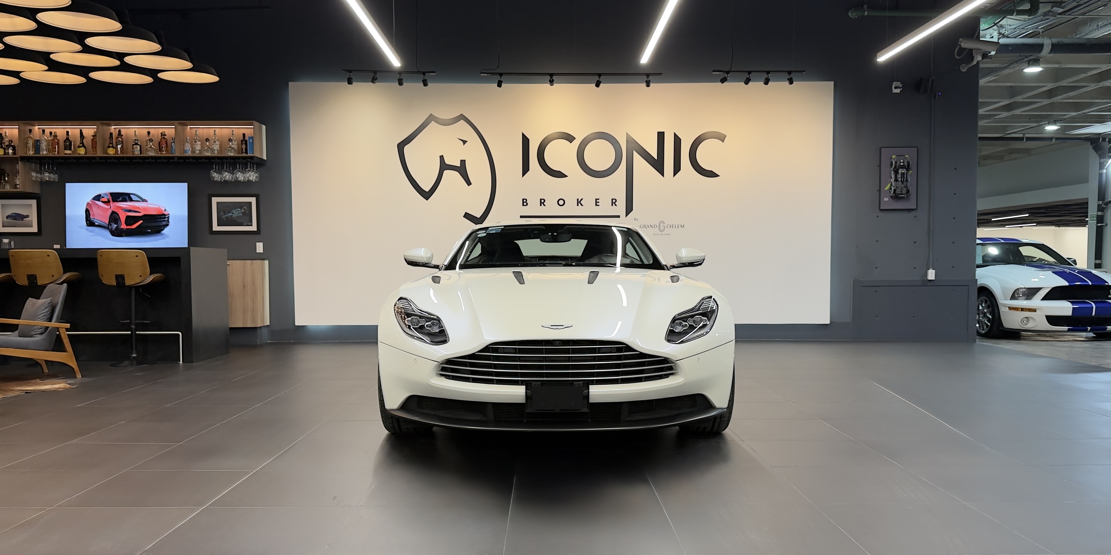 Aston Martin DB11 V12