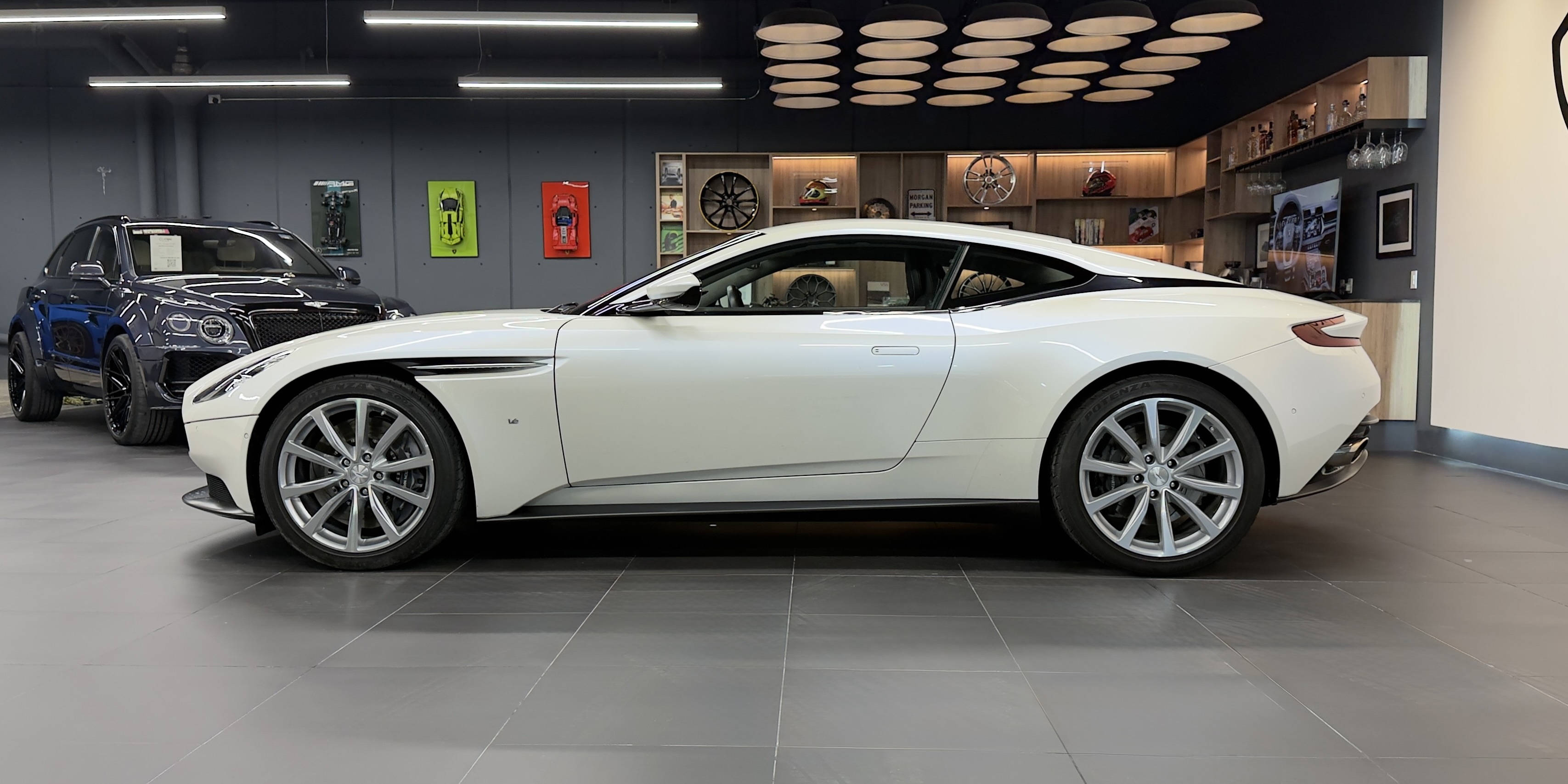Aston Martin DB11 V12