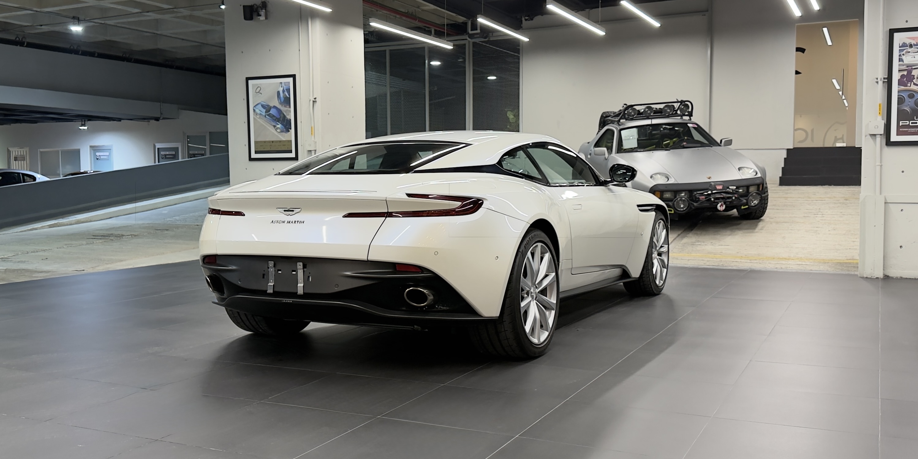 Aston Martin DB11 V12