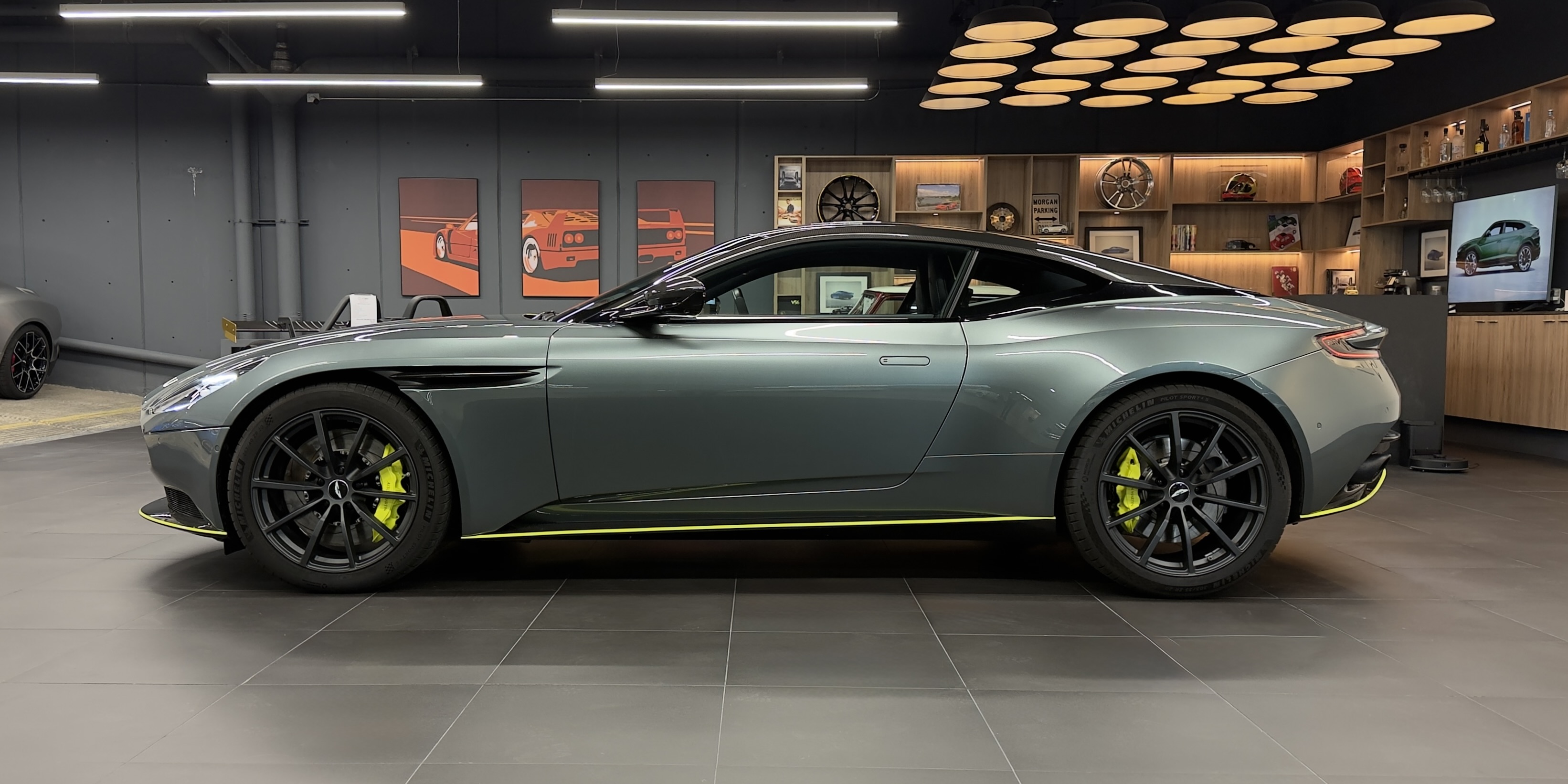 Aston Martin DB11 AMR