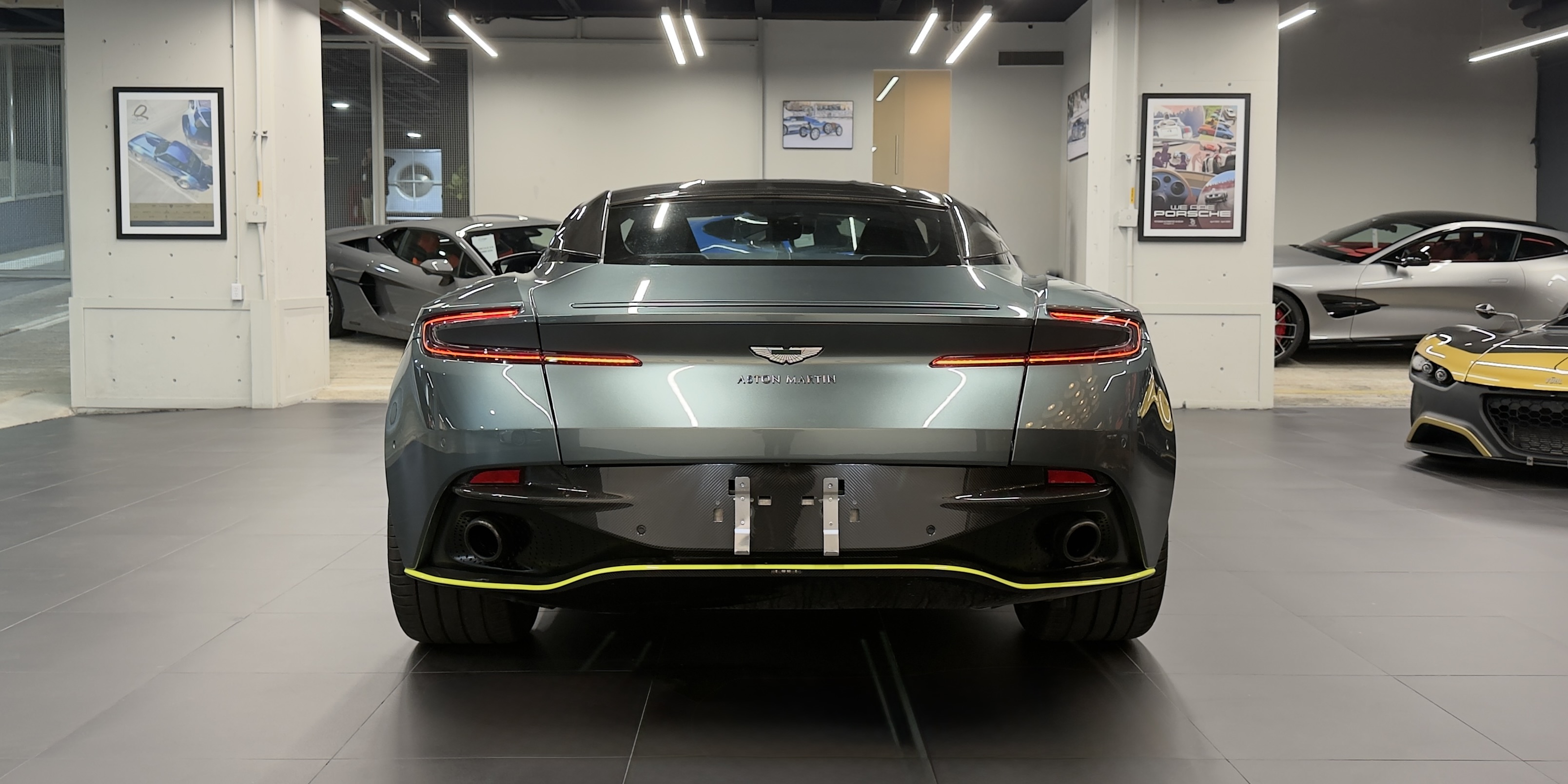 Aston Martin DB11 AMR