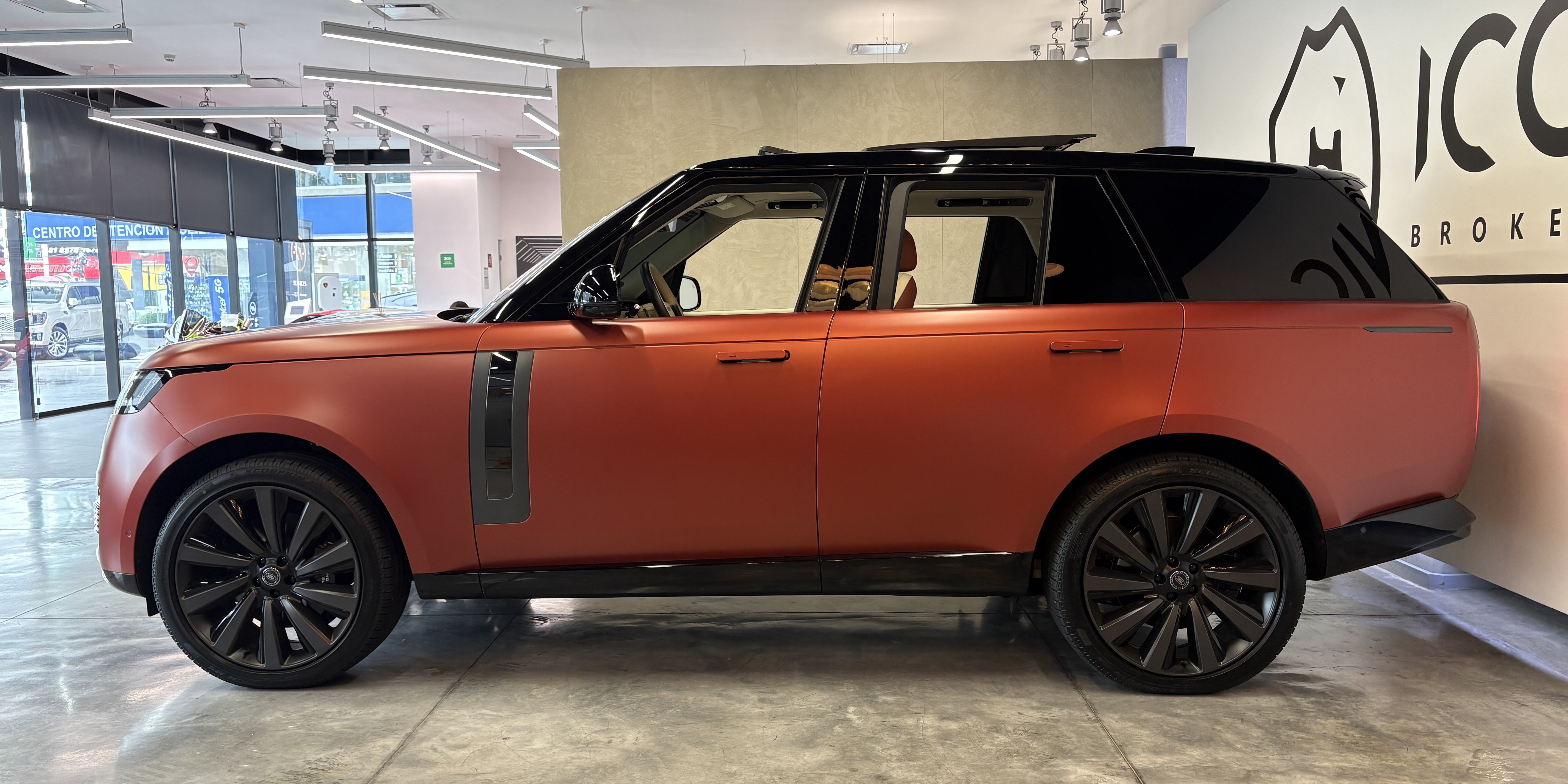 Land Rover Range Rover SV Santuario