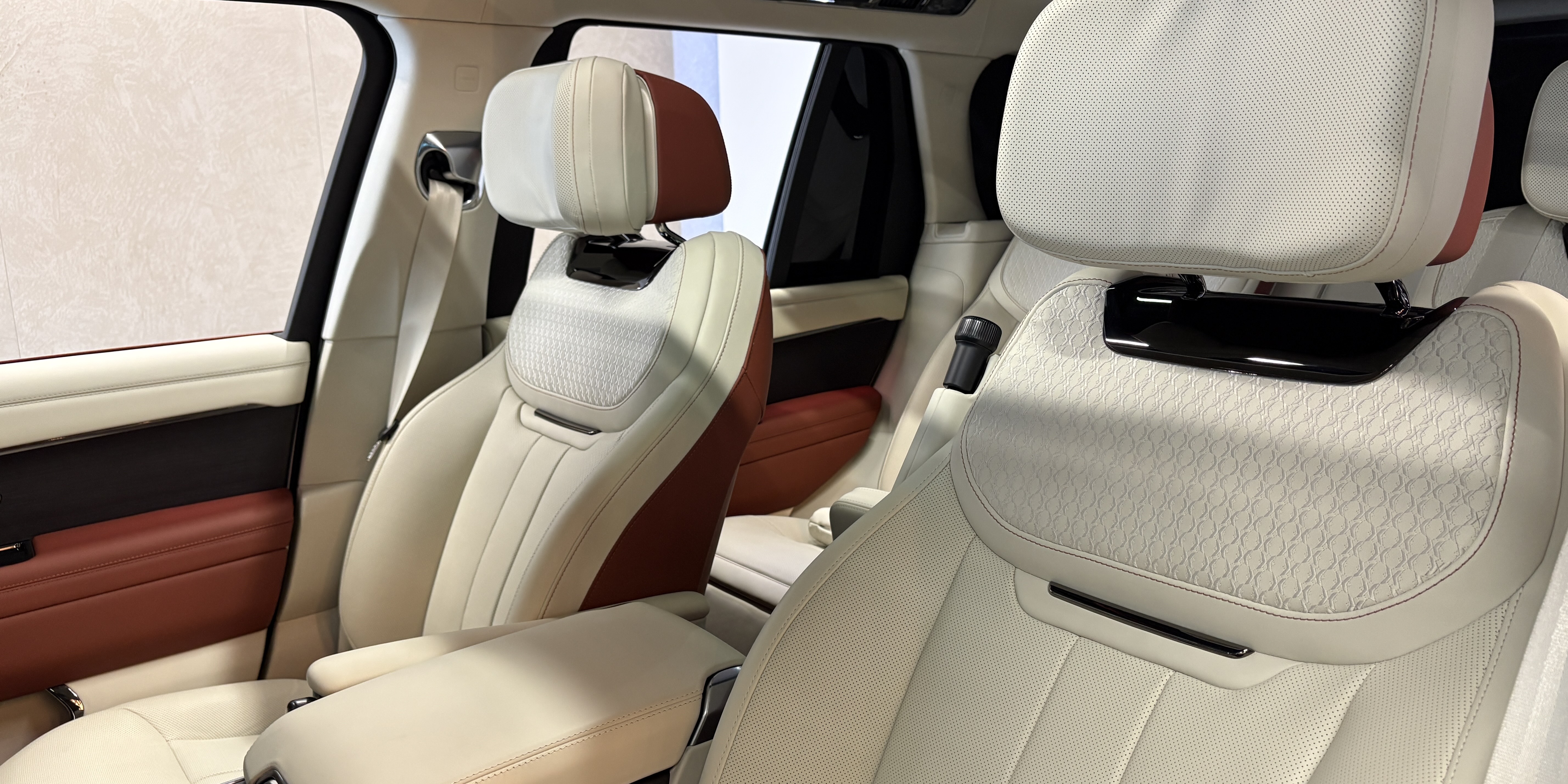 Land Rover Range Rover SV Santuario