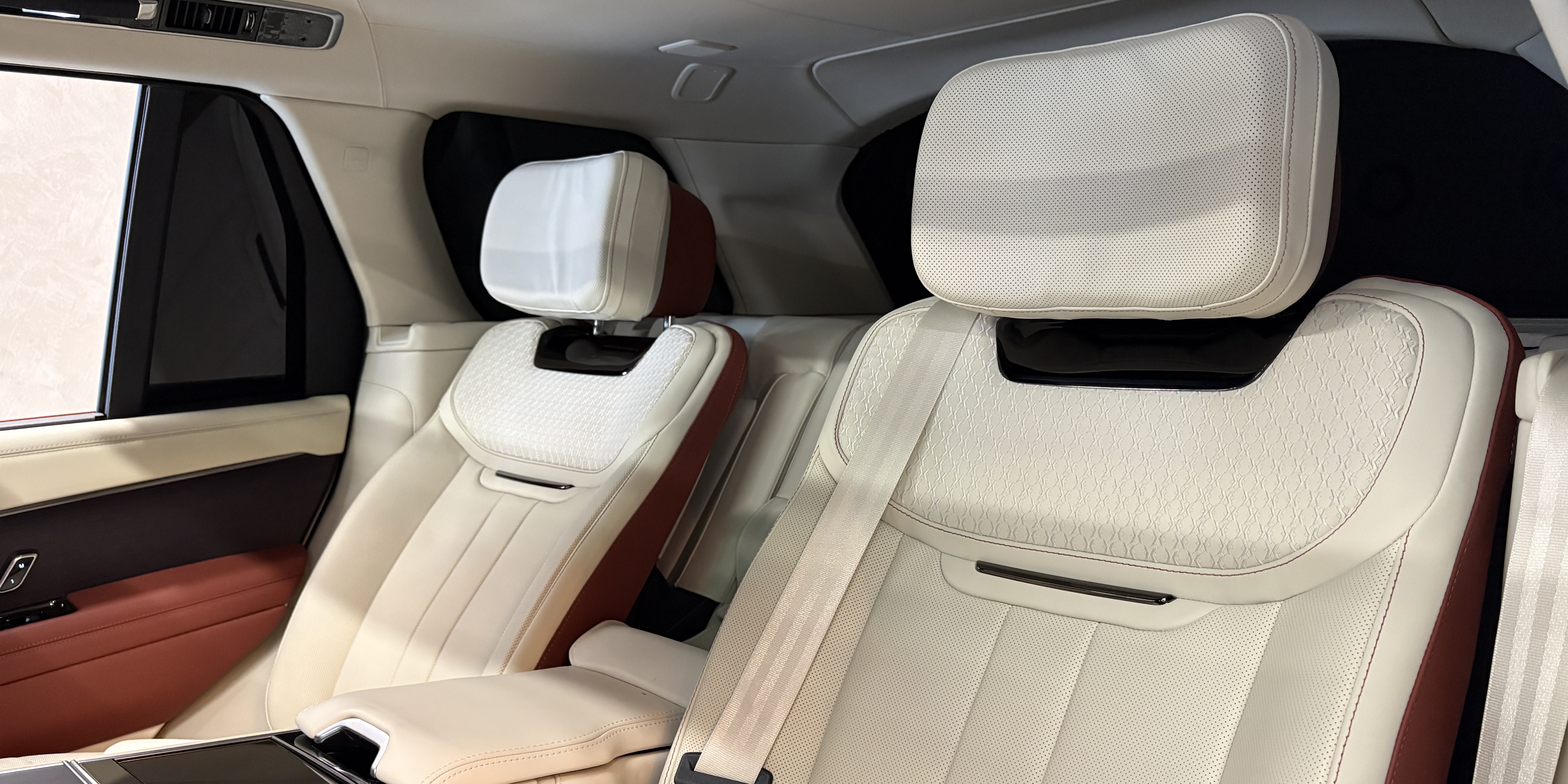 Land Rover Range Rover SV Santuario