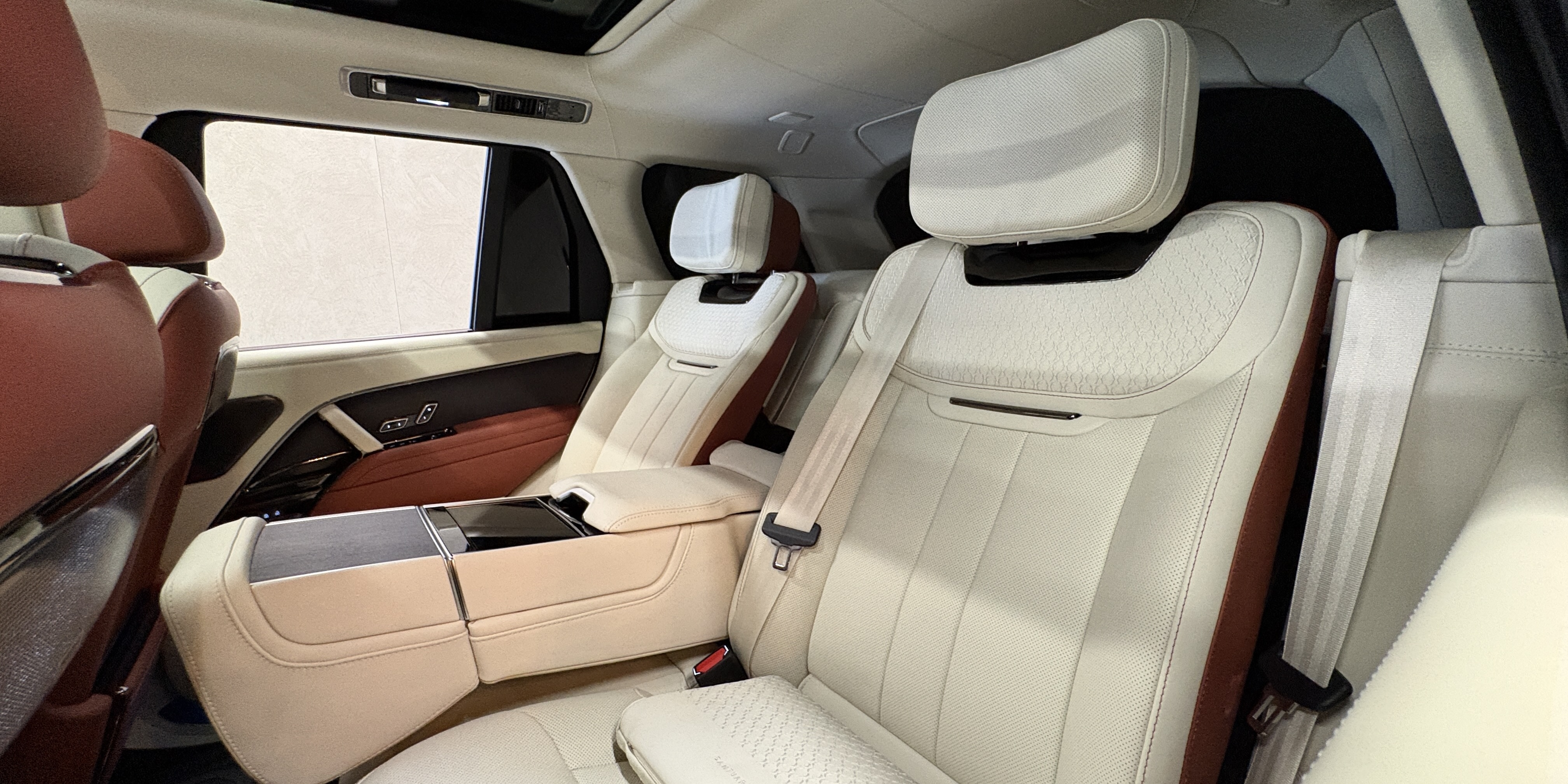 Land Rover Range Rover SV Santuario